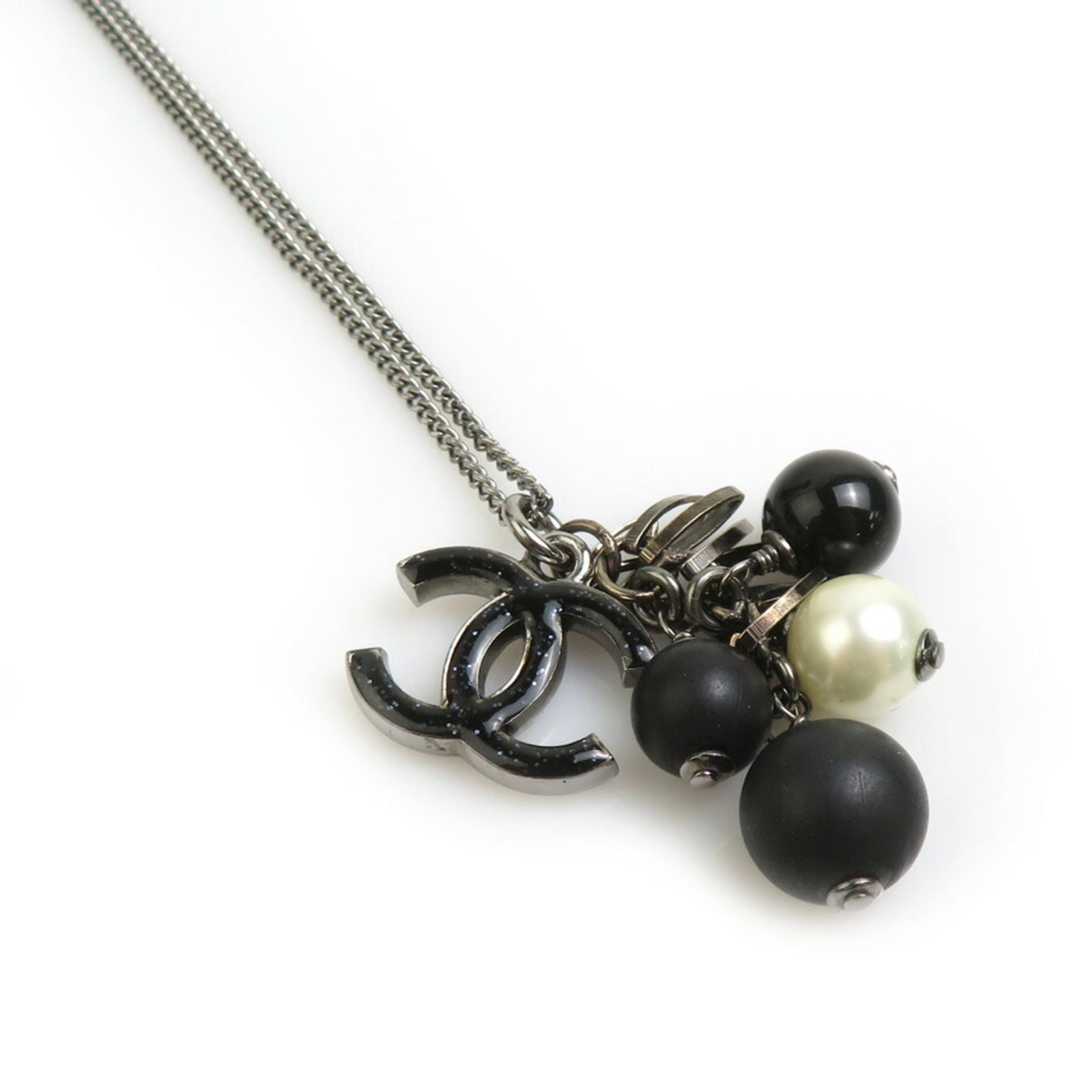 Coco Chanel Women'S Necklace Metal Mark With Faux Pearls Black Off White: Coco Chanel Women'S Necklace Metal Mark With Faux Pearls Black Off White Black and off-white metal necklace featuring a faux pearl pendant with a marked Chanel logo, available in a medium size. The ne