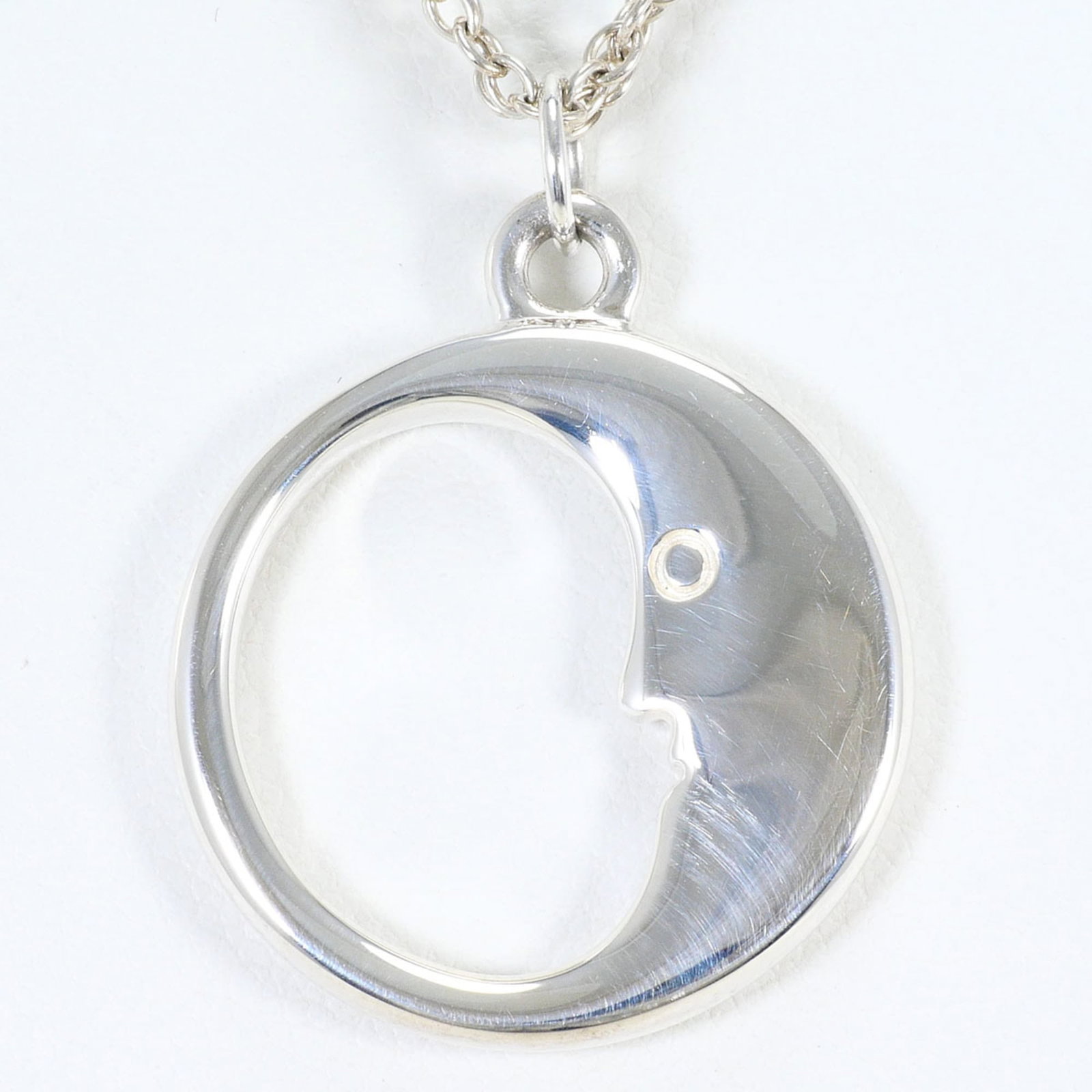 Tiffany & Co. Man In The Moon Silver Necklace Total Weight 10.2G 42Cm Like New Condition Free Gift: Tiffany & Co. Man In The Moon Silver Necklace Total Weight 10.2G 42Cm Like New Condition Free Gift Tiffany & Co. Man In The Moon Silver Necklace boasts a striking design, featuring the iconic Man in t