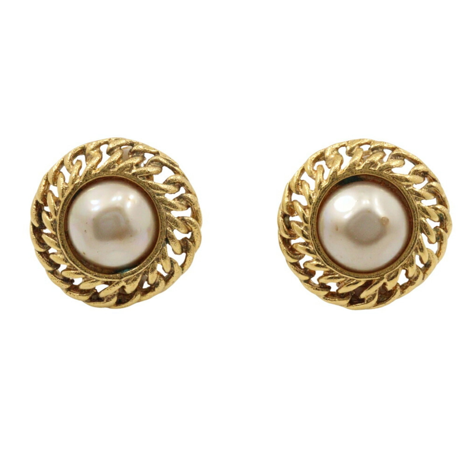 Chanel Clip Earrings: Chanel Clip Earrings Gold Chanel Clip Earrings with Traces of Use, Damages and Dirt. These used clip earrings from the iconic French fashion brand feature a classic design in gold, measuring 27mm x 27