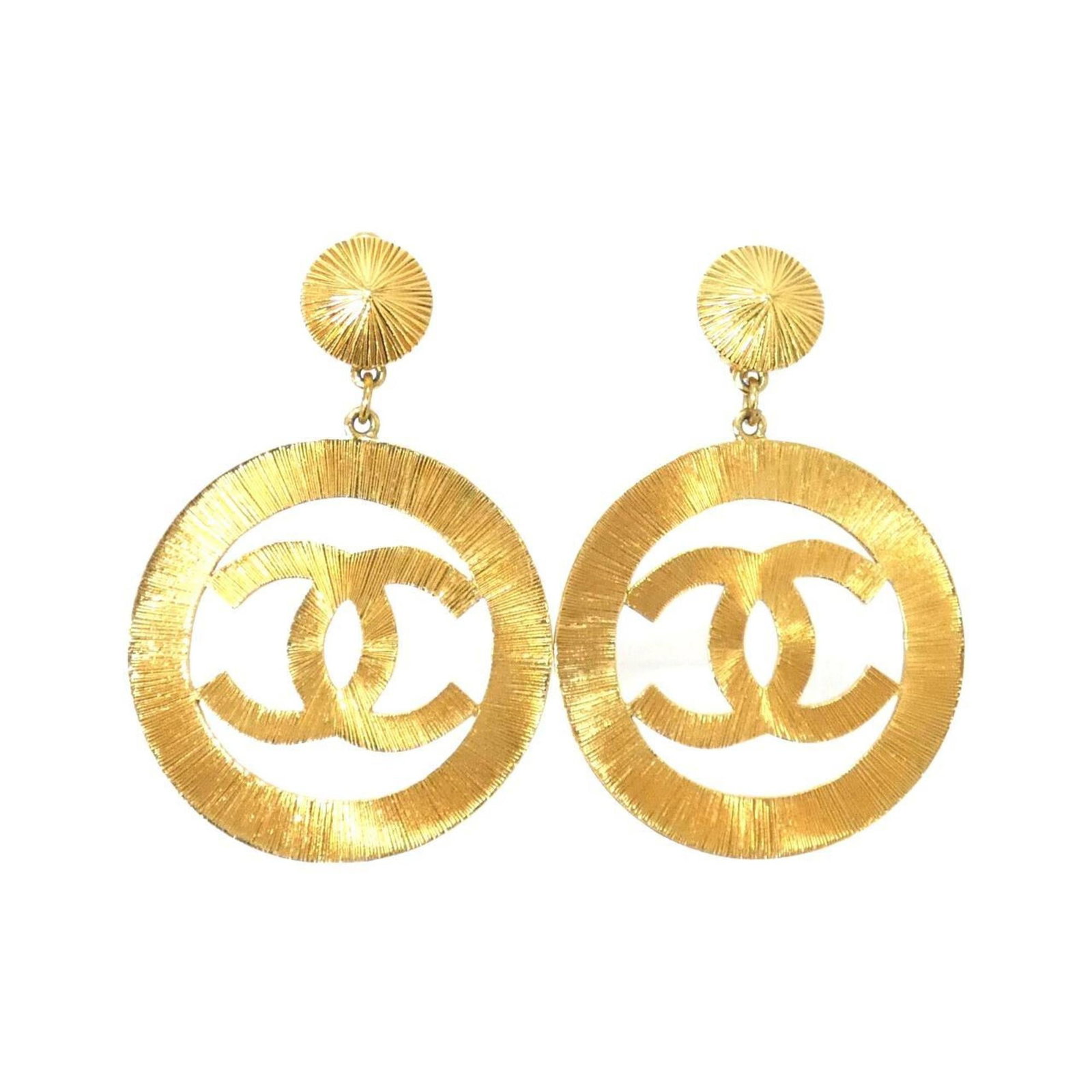 Chanel Clip Earrings: Chanel Clip Earrings Chanel Clip Earrings in gold feature a sleek design with a subtle clip attachment, adding a touch of sophistication to any outfit. With a few traces of usage and minor scratches, 