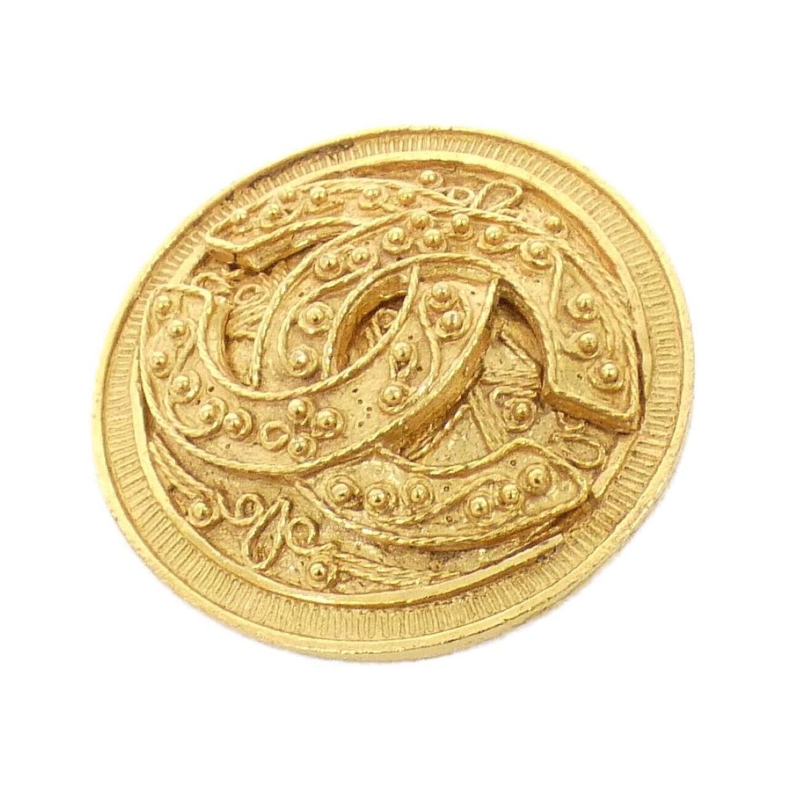 Chanel Brooch: Chanel Brooch Gold Chanel Brooch, measuring 4.7cm x 4.7cm, bears a few traces of usage and some scratches/dirt, yet remains in very good condition. This used brooch features the iconic Chanel brand an