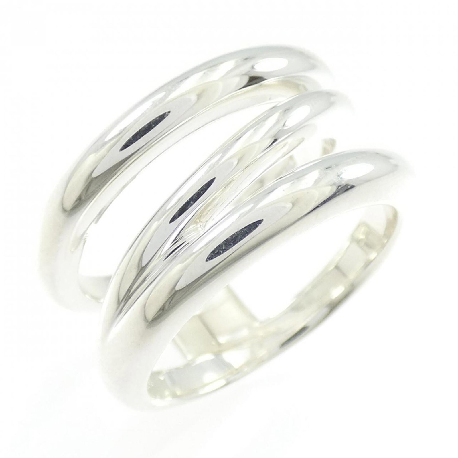 Tiffany Band Ring Silver 925: Tiffany Band Ring Silver 925 Silver 925 band ring from Tiffany, featuring a classic design. The item bears a few traces of usage and some minor scratches/dirt, but remains in very good condition overa