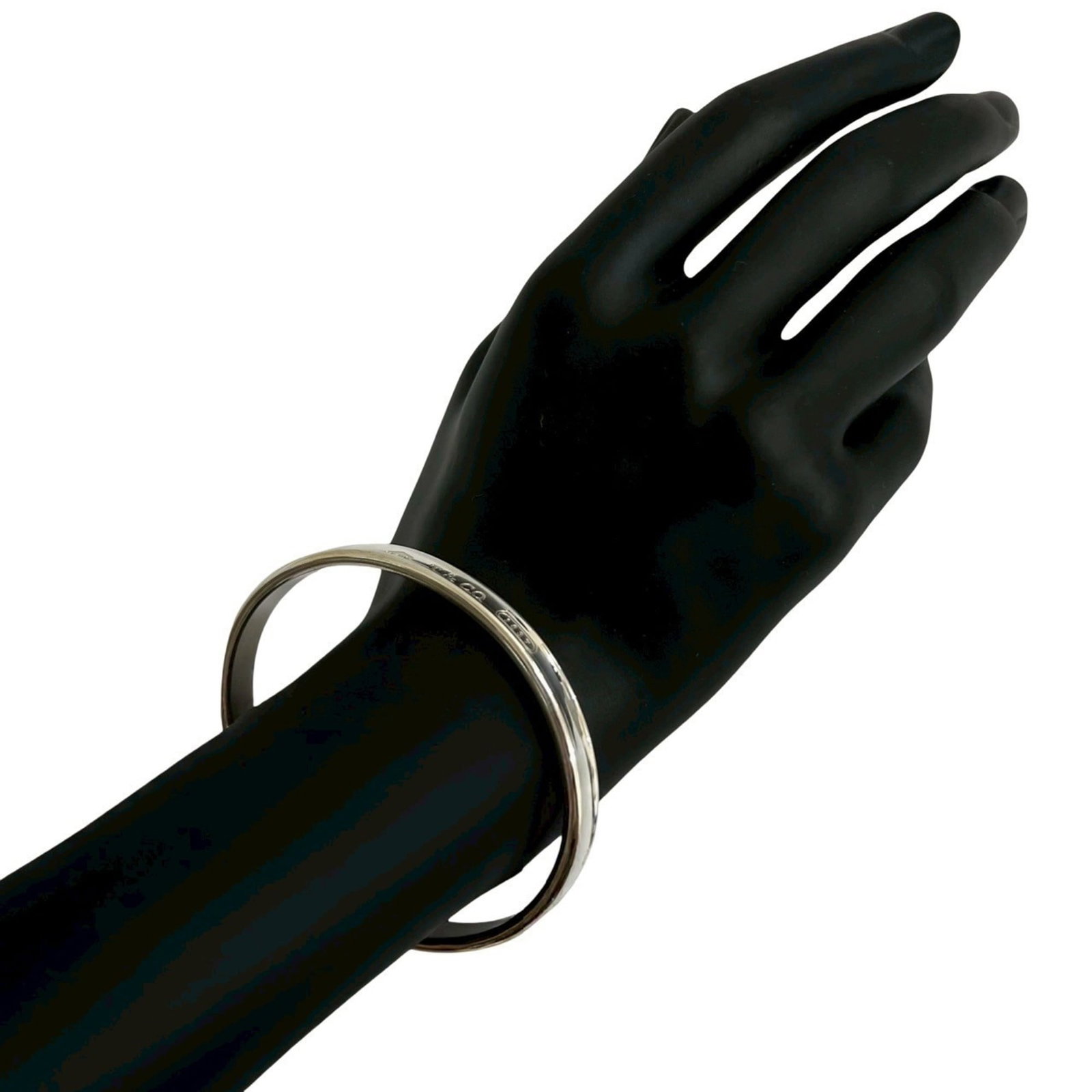Silver Bangle Tiffany: Silver Bangle Tiffany Silver Bangle Tiffany bears the signature of its creator, adding a touch of elegance to any outfit. Made from high-quality silver 925, this bangle features a classic design that 