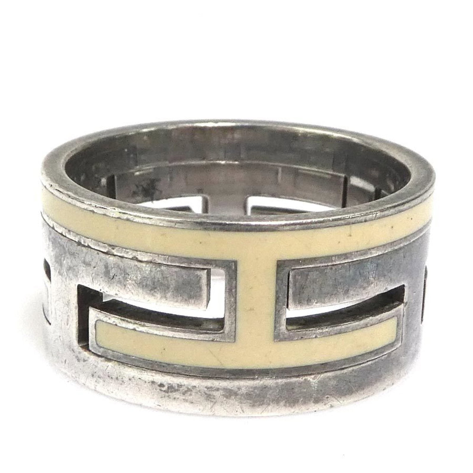 Ring Hermes Silver Band 925: Ring Hermes Silver Band 925 Silver band ring from Hermes, made from 925 sterling silver with a cream finish. The ring bears traces of usage and has minor scratches/dirt, but remains in good