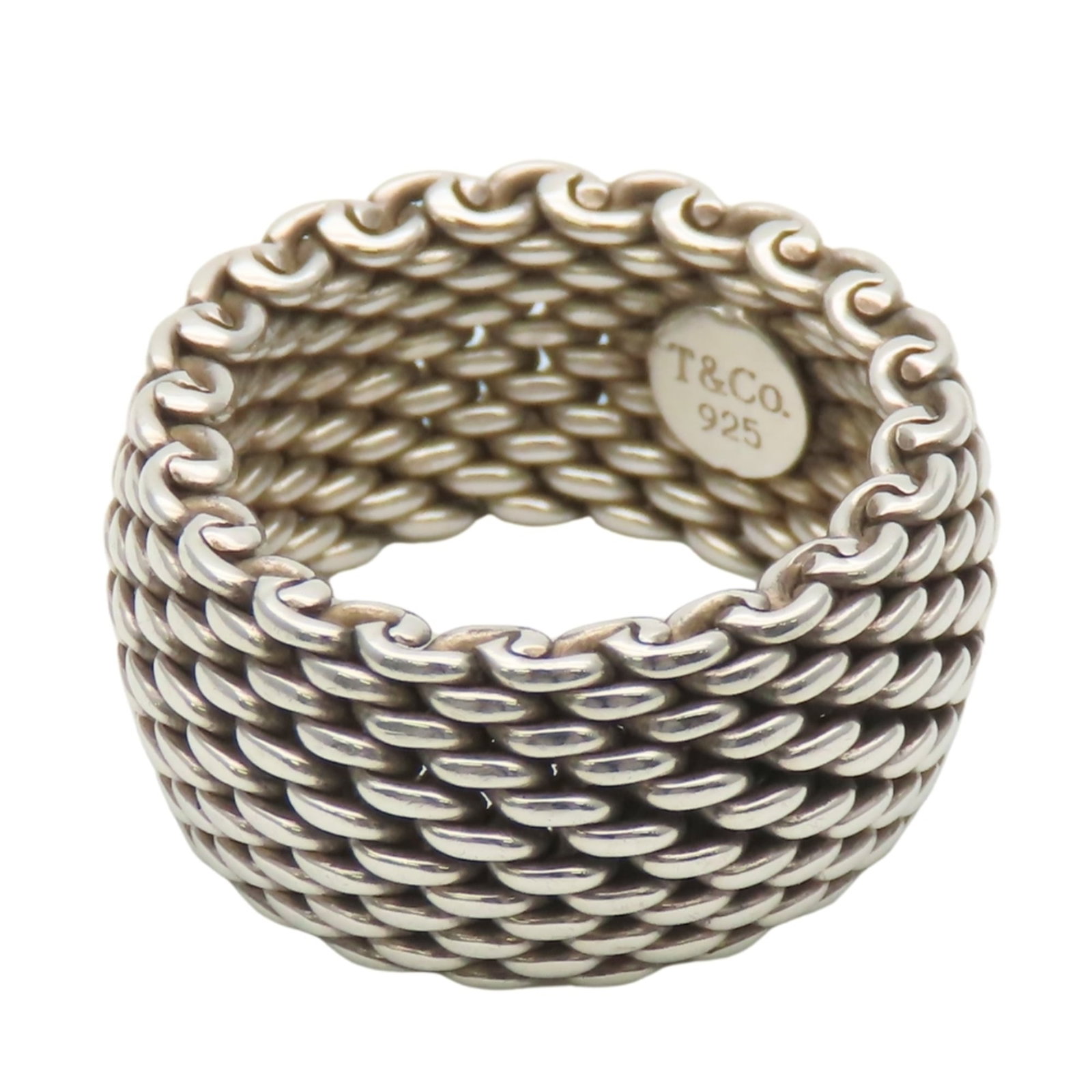 Tiffany Band Ring Silver 925: Tiffany Band Ring Silver 925 Silver 925 band ring from Tiffany, featuring a classic design. The item bears traces of usage and minor scratches, but remains in good condition overall. A pre-owned silve