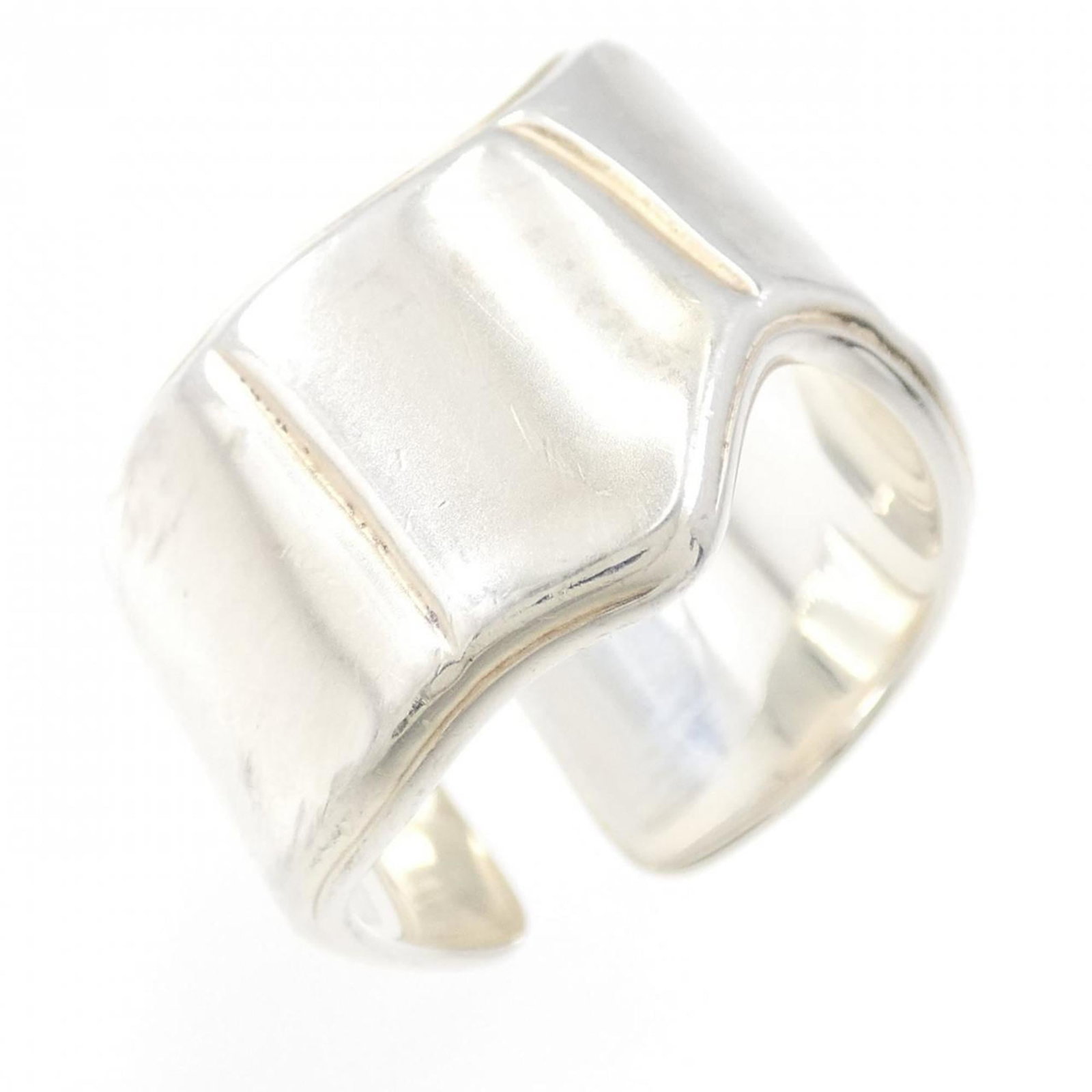 Ring Hermes Silver Band 925: Ring Hermes Silver Band 925 Silver band ring from Hermes featuring a sleek design, with a width of 13mm and an us size of 6.5. This used item shows signs of previous use, including traces of damage an