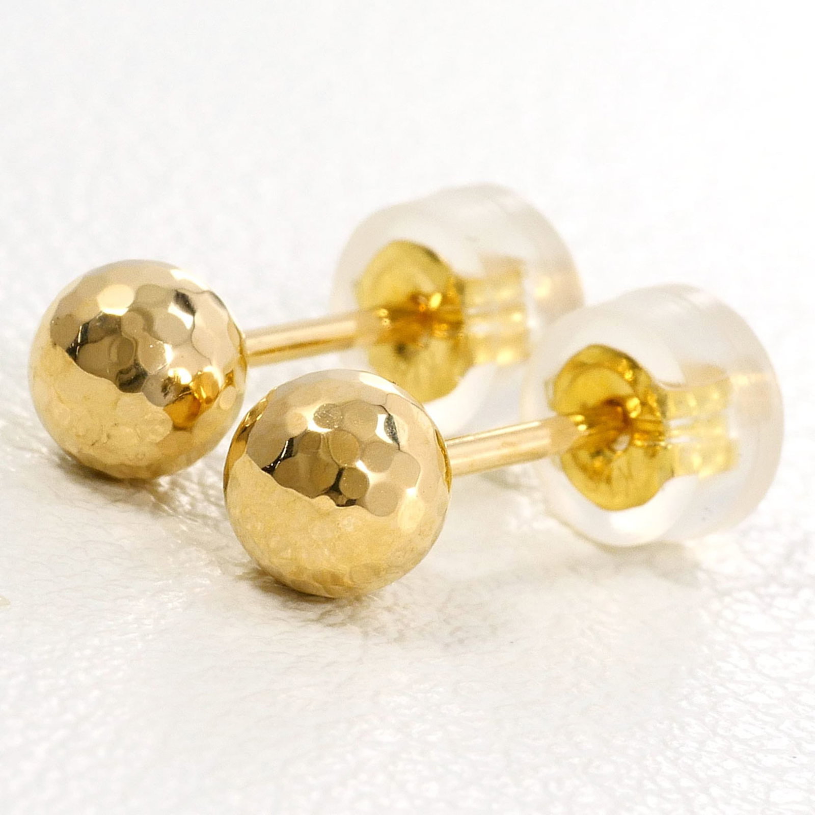 Unbranded Stud Earrings Yellow Gold (18K): Unbranded Stud Earrings Yellow Gold (18K) Yellow Gold (18K) Stud Earrings with Minimal Wear. These 0.7g stud earrings are made from high-quality yellow gold and feature a subtle, understated design.