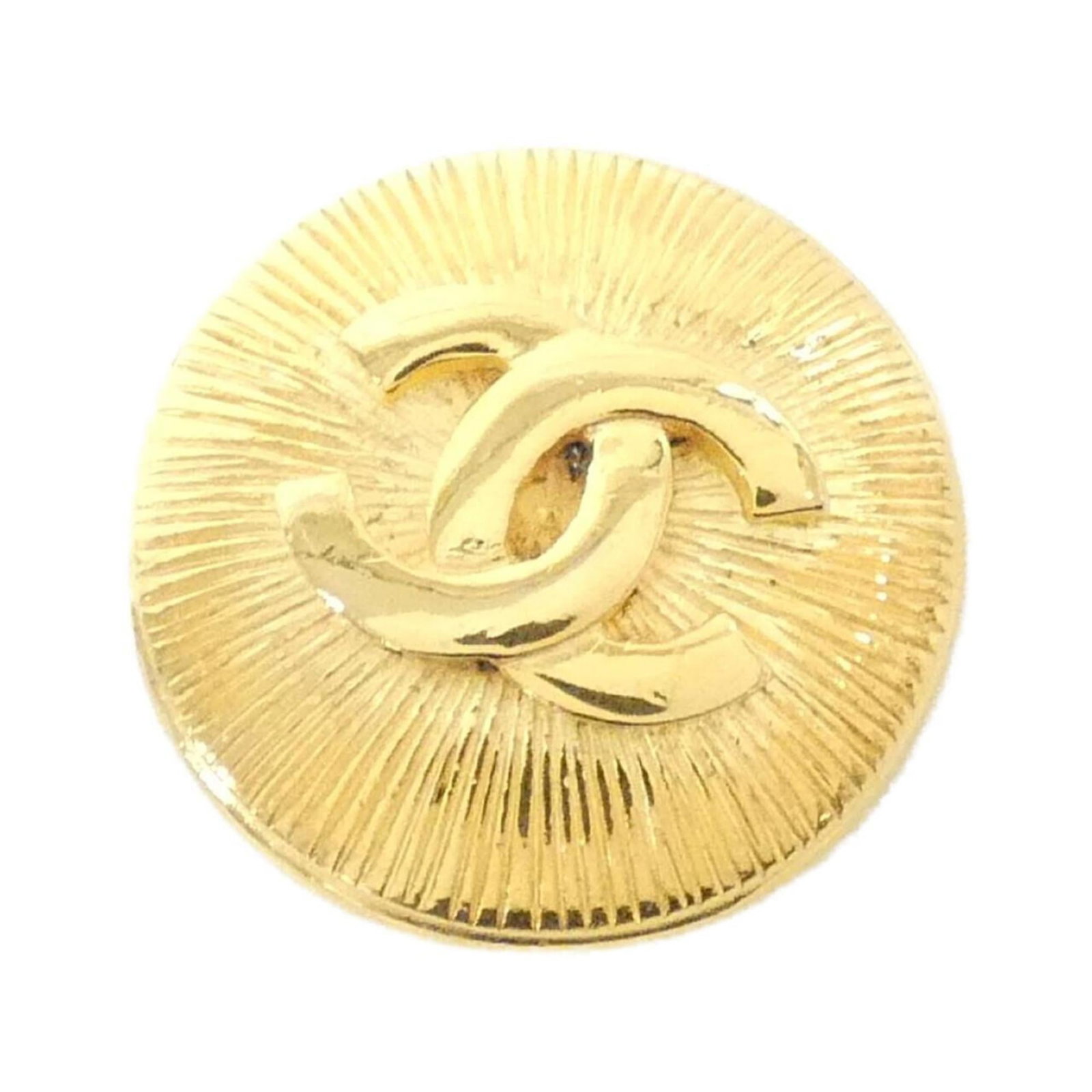 Chanel Brooch: Chanel Brooch This gold Chanel brooch boasts a sleek, timeless design. Measuring 3cm x 3cm, it features a few subtle traces of usage and minor scratches/dirt, but remains in very good condition