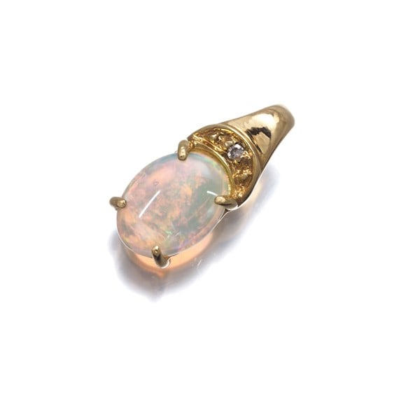 Diamond Opal Pendant in 750 Yellow Gold: Diamond Opal Pendant in 750 Yellow Gold Yellow gold pendant showcases a natural opal, set in 18k metal. The opal's unique characteristics are preserved within the pendant, allowing its natural beauty 