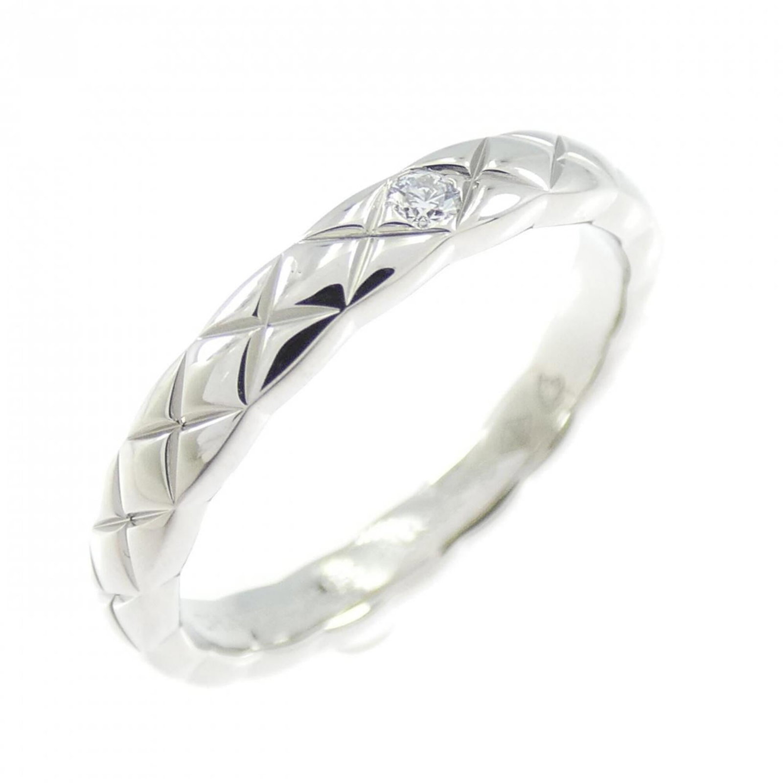 Chanel Band Ring Platinum 950: Chanel Band Ring Platinum 950 Platinum 950 band ring from Chanel, featuring a classic design with subtle details. The ring shows some signs of wear, including minor scratches and dirt, but remains in 