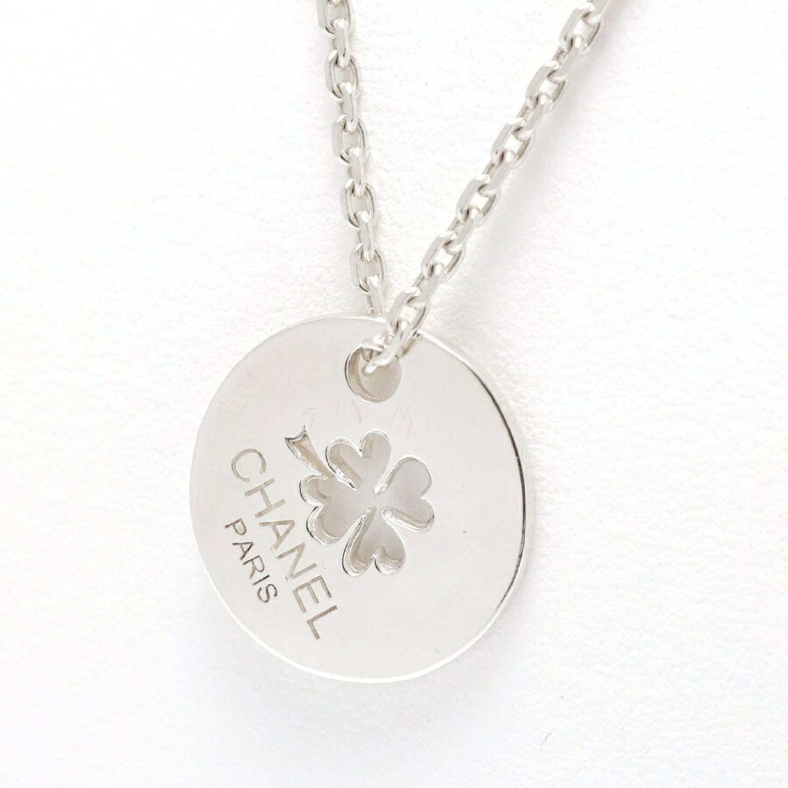Chanel Necklace Sterling Silver (925) Clover Motif 44.5 Cm A-159800: Chanel Necklace Sterling Silver (925) Clover Motif 44.5 Cm A-159800 Sterling silver Chanel necklace with a unique clover motif, measuring 44.5 cm in length, featuring a subtle wear and minor