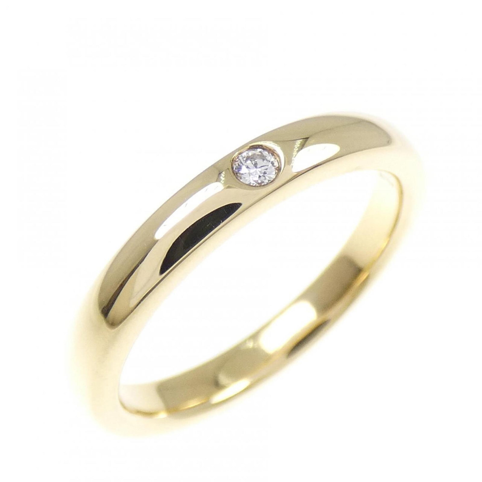 Tiffany Ring Gold Yellow 18K: Tiffany Ring Gold Yellow 18K Yellow Gold (18K) Tiffany Band Ring, a beautiful and elegant piece, features a classic design with a few traces of usage visible. The ring bears some scratches and dirt bu