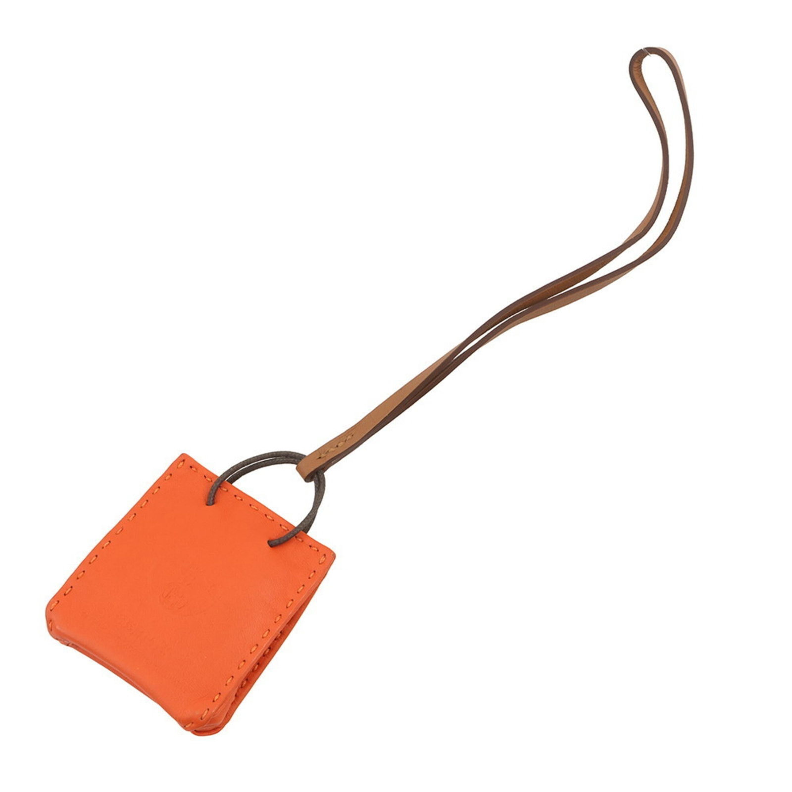 Hermes handbag charm leather: Hermes handbag charm leather The Hermes handbag charm leather features a rich, high-quality leather material in the Feu color. Measuring 5.50mm x 5.00mm, it's a small yet distinctive accessory that