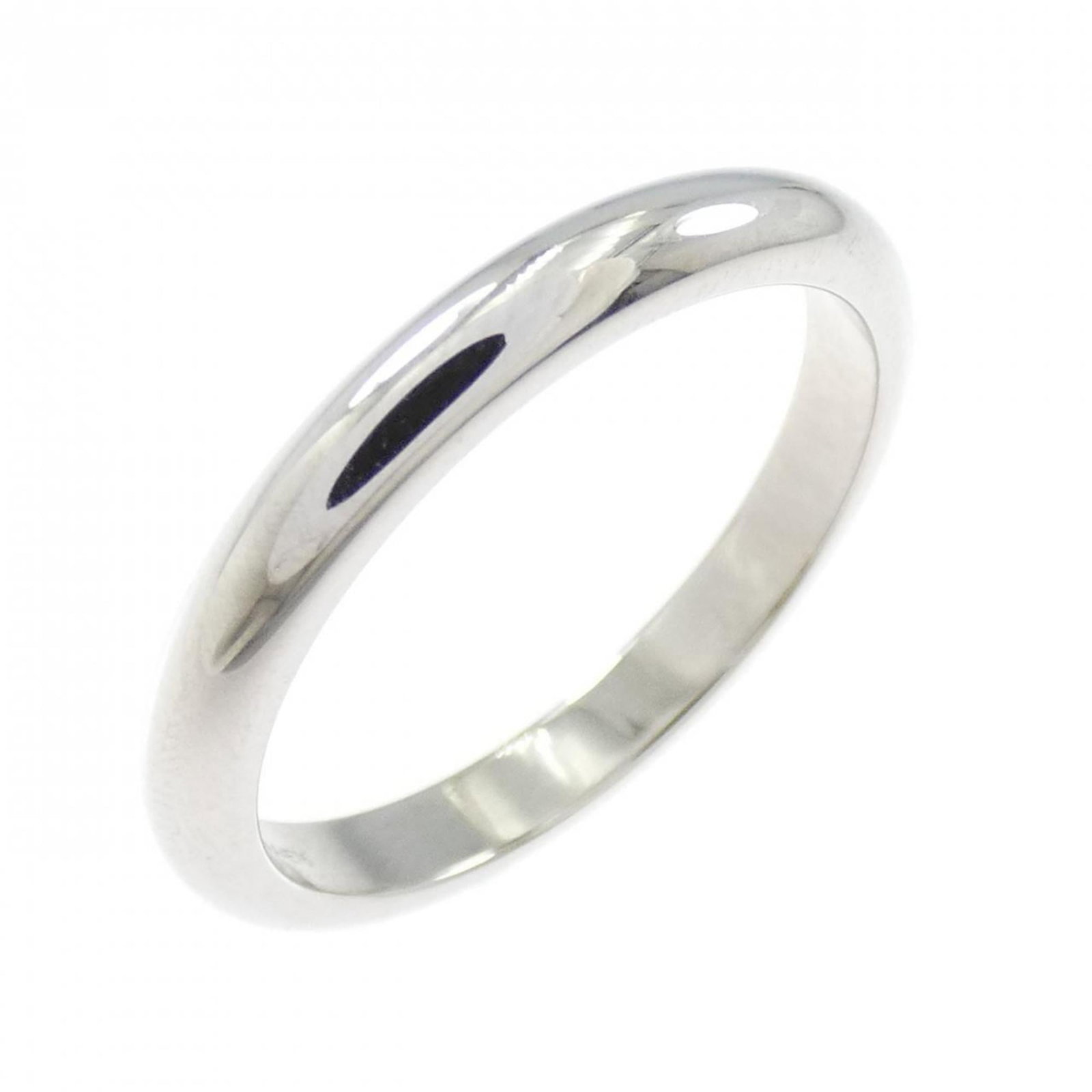 Ring in platinum 950 by Bvlgari: Ring in platinum 950 by Bvlgari Platinum 950 band ring from Bvlgari, featuring a silver finish and a classic design. This used item shows some signs of wear, with a few traces of usage and minor