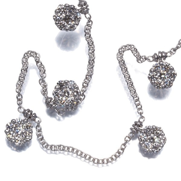 Diamond 0.19Ct/ 0.66Ct Station Flower Necklace 18K 750 White Gold: Diamond 0.19Ct/ 0.66Ct Station Flower Necklace 18K 750 White Gold 18k white gold creates a luxurious backdrop for the delicate diamond station flower pendant, set against a subtle chain. The 0.19ct