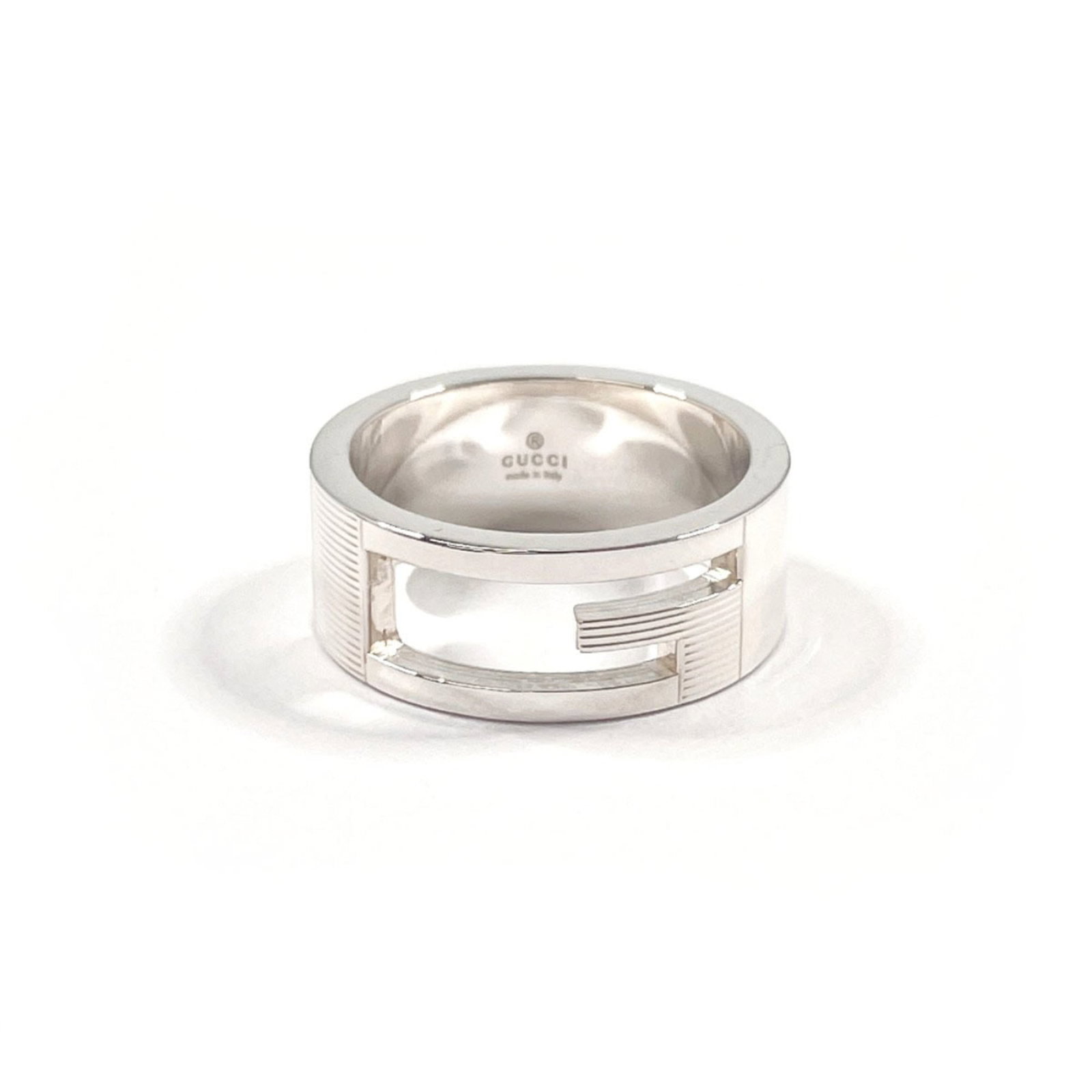 Gucci ring band silver 925: Gucci ring band silver 925 Silver 925 ring band from Gucci, featuring a sleek and modern design. Made with high-quality silver material, this band is a stylish addition to any outfit. In excellent con