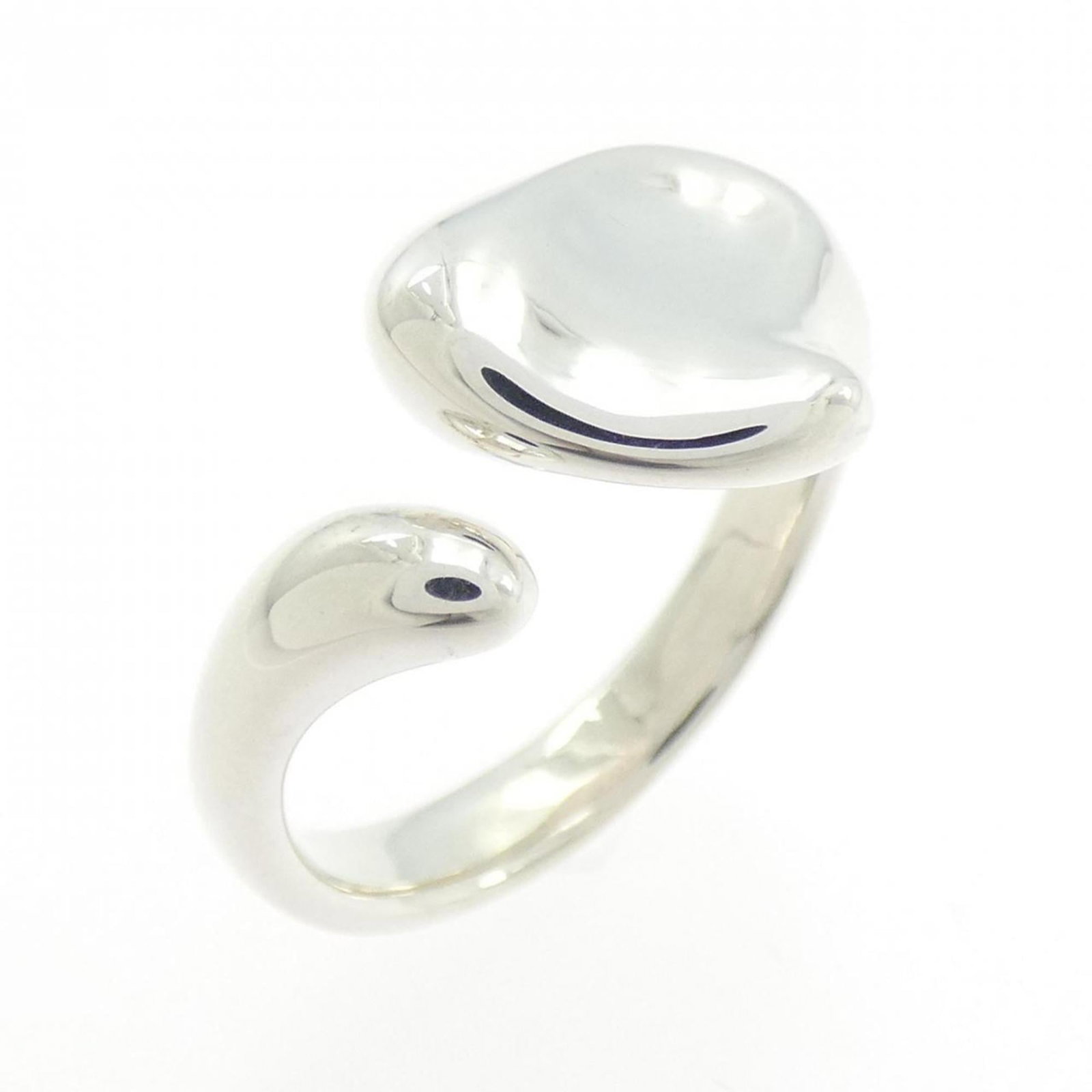 Tiffany Band Ring Silver 925: Tiffany Band Ring Silver 925 Silver 925 Tiffany band ring in excellent used condition, with some minor scratches and dirt visible. The ring features a classic design that remains timeless, and its sil