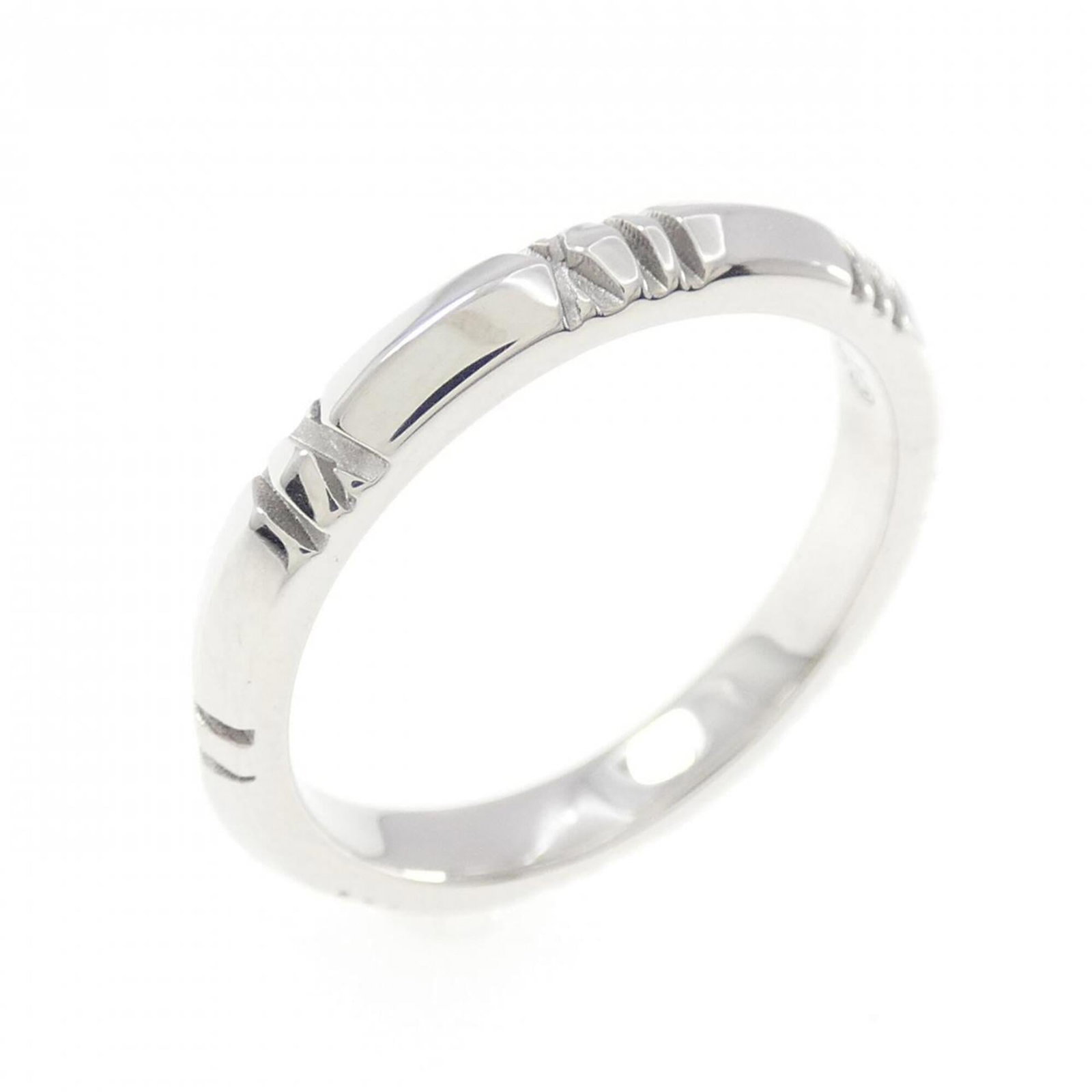 Tiffany Band Ring White Gold (18K): Tiffany Band Ring White Gold (18K) Tiffany Band Ring White Gold (18K) features an elegant design in silver, crafted from high-quality white gold. The ring boasts a classic band style that suits variou