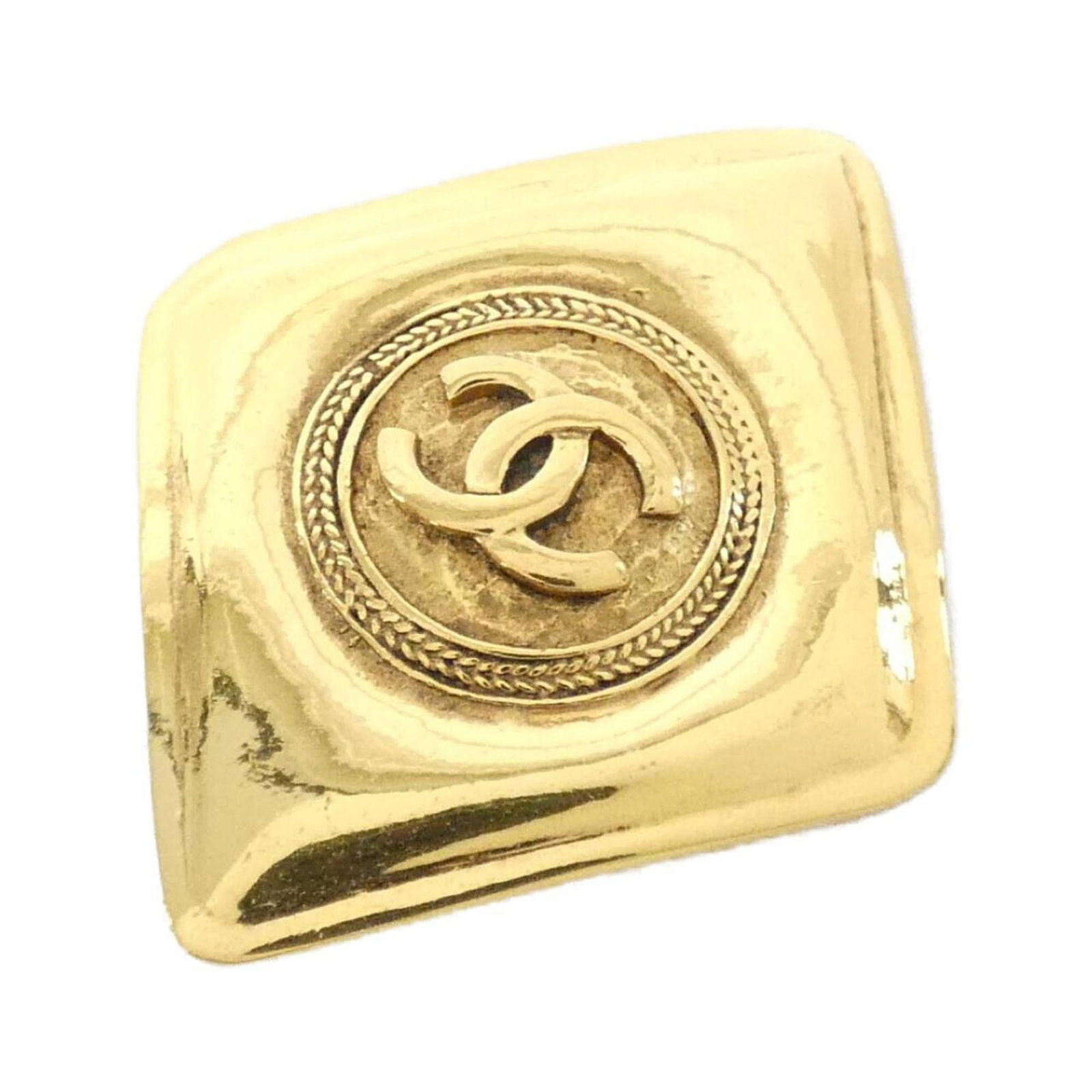 Chanel Brooch: Chanel Brooch Gold Chanel brooch with a 5cm x 4cm size, bearing some traces of usage and minor scratches. The item is in very good condition, reflecting its age and wear. A few signs of past use can
