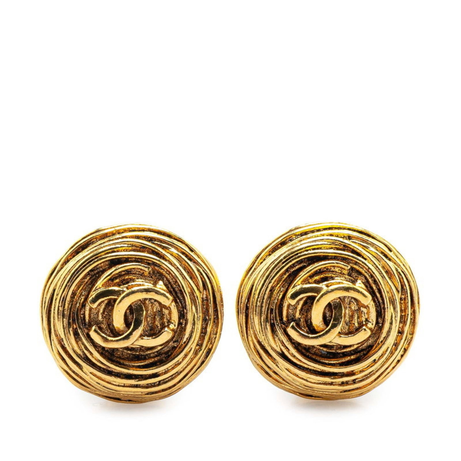 Chanel Clip Earrings: Chanel Clip Earrings Gold clip earrings from Chanel, bearing traces of usage and minor scratches. Measuring 23.20mm x 23.20mm, these vintage earrings showcase the classic design of the iconic brand.