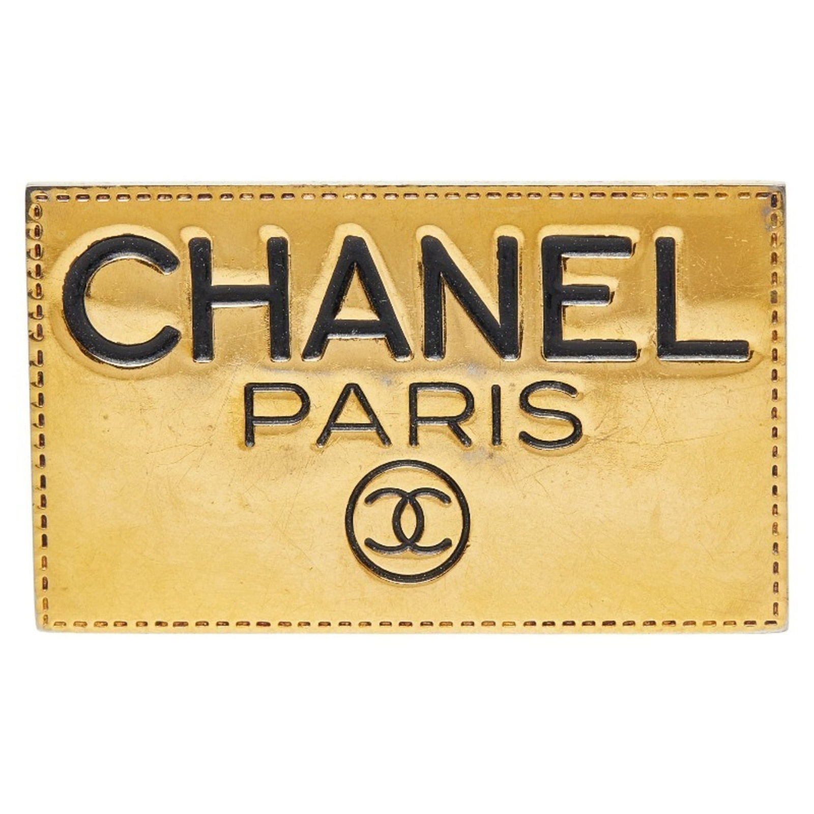 Metal brooch by Chanel: Metal brooch by Chanel Metal brooch by Chanel, featuring a classic design with metal construction and a size of 5.3cm x 3.2cm. This used brooch shows traces of usage, scratches, and dirt, but remains
