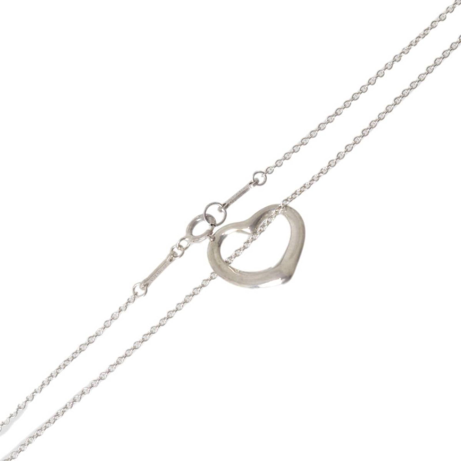 Tiffany & Co. Heart Necklace Peretti Spain 925 Sv925 2.3G: Tiffany & Co. Heart Necklace Peretti Spain 925 Sv925 2.3G Tiffany & Co. Heart Necklace Peretti Spain 925 Sv925 2.3G features a sterling silver pendant with a classic heart design, set in a delicate