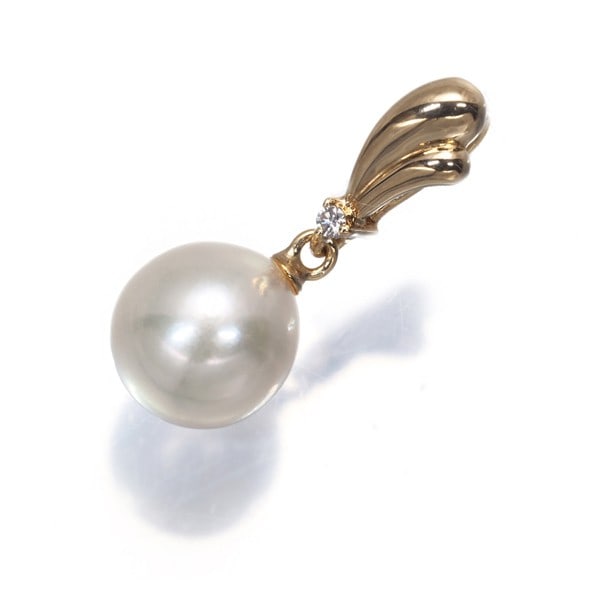 Tasaki Pendant Akoya Pearl 7.5Mm Diamond 0.01Ct Solitaire 18K Yg: Tasaki Pendant Akoya Pearl 7.5Mm Diamond 0.01Ct Solitaire 18K Yg Yellow gold pendant featuring a stunning 7.5mm Akoya pearl, accompanied by a solitaire setting and a small diamond weighing 0.01