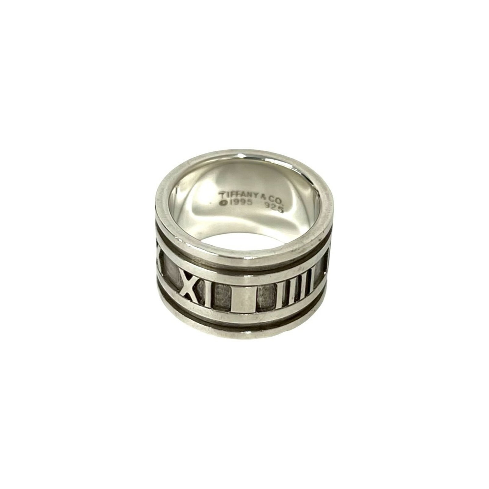 Tiffany Band Ring Silver 925: Tiffany Band Ring Silver 925 Silver 925 band ring from Tiffany, featuring a classic design with subtle wear from previous use. The ring bears traces of usage and minor scratches, but remains in good