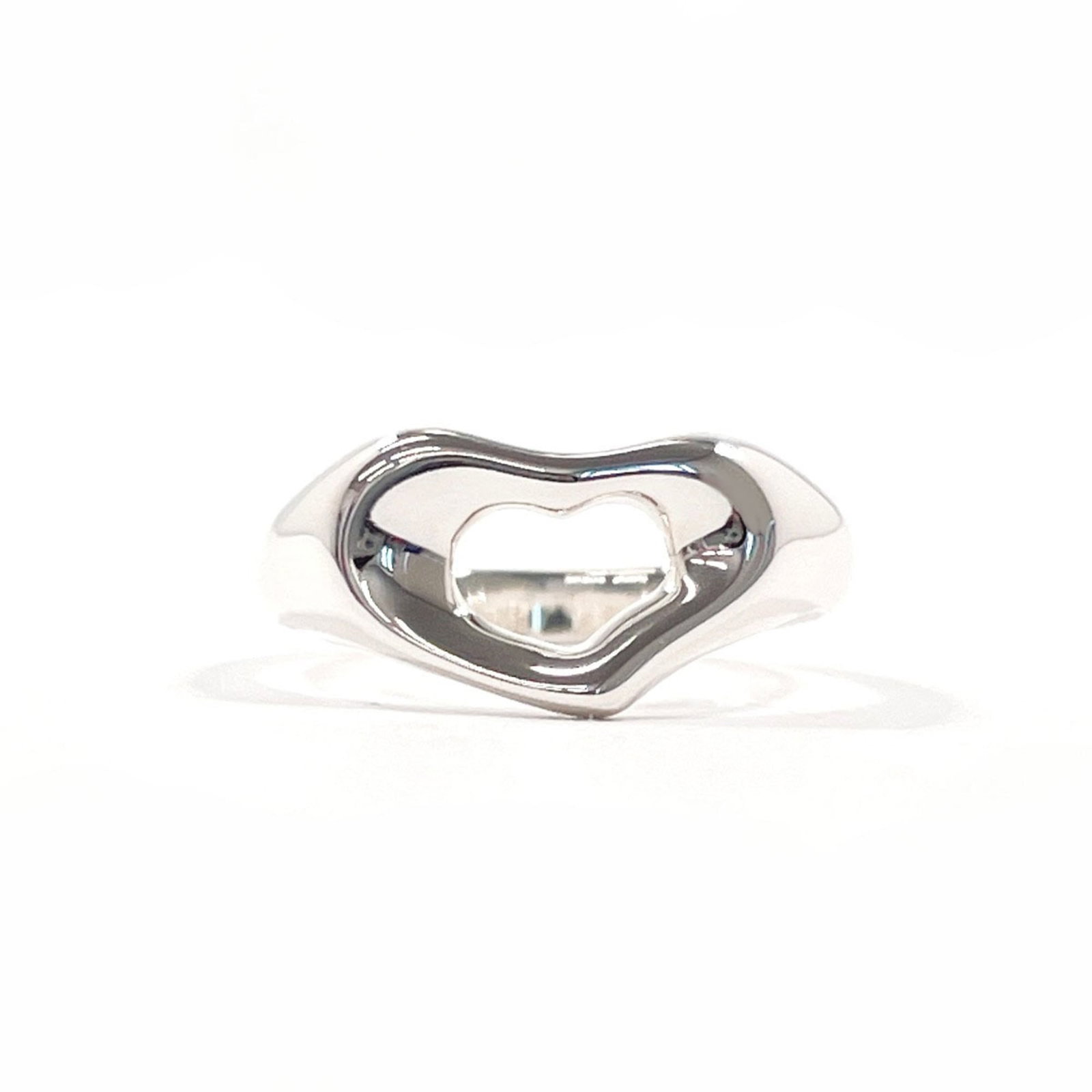 Tiffany Band Ring Silver 925: Tiffany Band Ring Silver 925 Silver 925 band ring from Tiffany, featuring a classic design with a few traces of usage visible. The ring shows some minor scratches and dirt but remains in very good