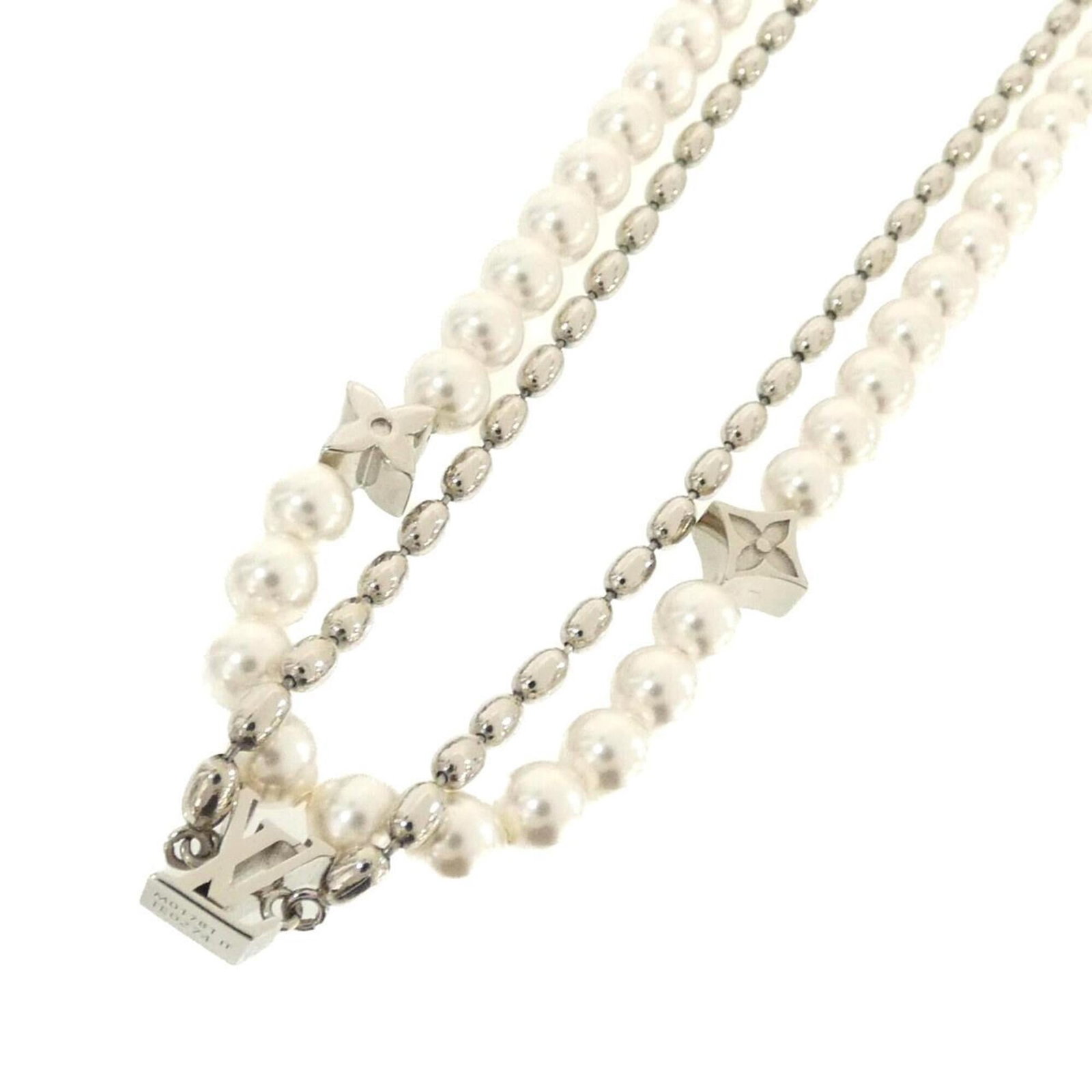 M01781 fusion pearl necklace Louis Vuitton: M01781 fusion pearl necklace Louis Vuitton Silver and white fusion pearl necklace with a 9mm x 9mm pendant, available in sizes ranging from 42 cm to 47 cm. This Louis Vuitton necklace features a few t