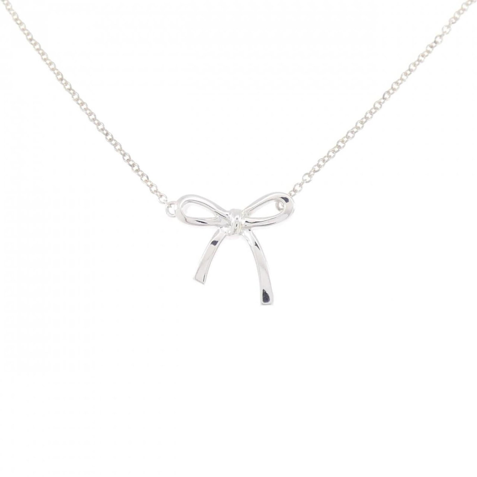 Bow Necklace Tiffany: Bow Necklace Tiffany Silver 925 Bow Necklace with a pendant measuring 13.5mm x 14.3mm, set against a 40 cm / 15.74'' chain, bearing a few traces of usage and minor scratches/dirt. The necklace is made