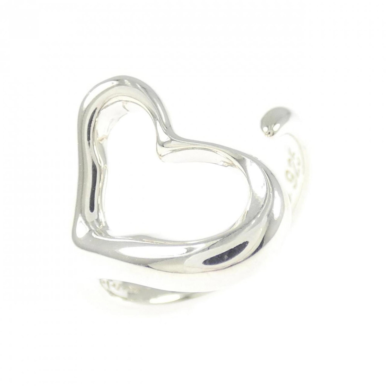 Tiffany Band Ring Silver 925: Tiffany Band Ring Silver 925 Silver 925 band ring from Tiffany, featuring a classic design with a subtle sheen. This used ring has some minor scratches and dirt, but remains in very good condition ove