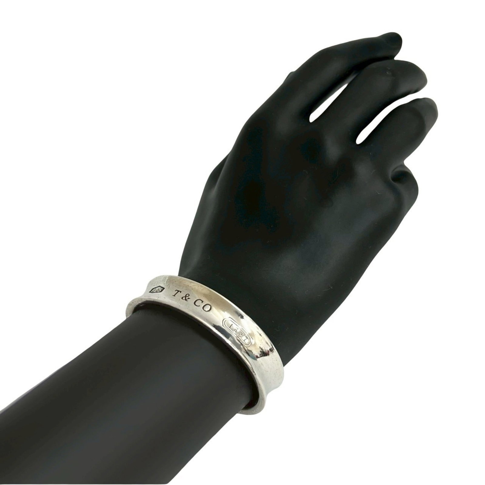 Silver Bangle Tiffany: Silver Bangle Tiffany Silver Bangle Tiffany bears a signature and features a classic design. Made from sterling silver, this 14.5cm bangle has some traces of usage, scratches, and dirt, but remains in