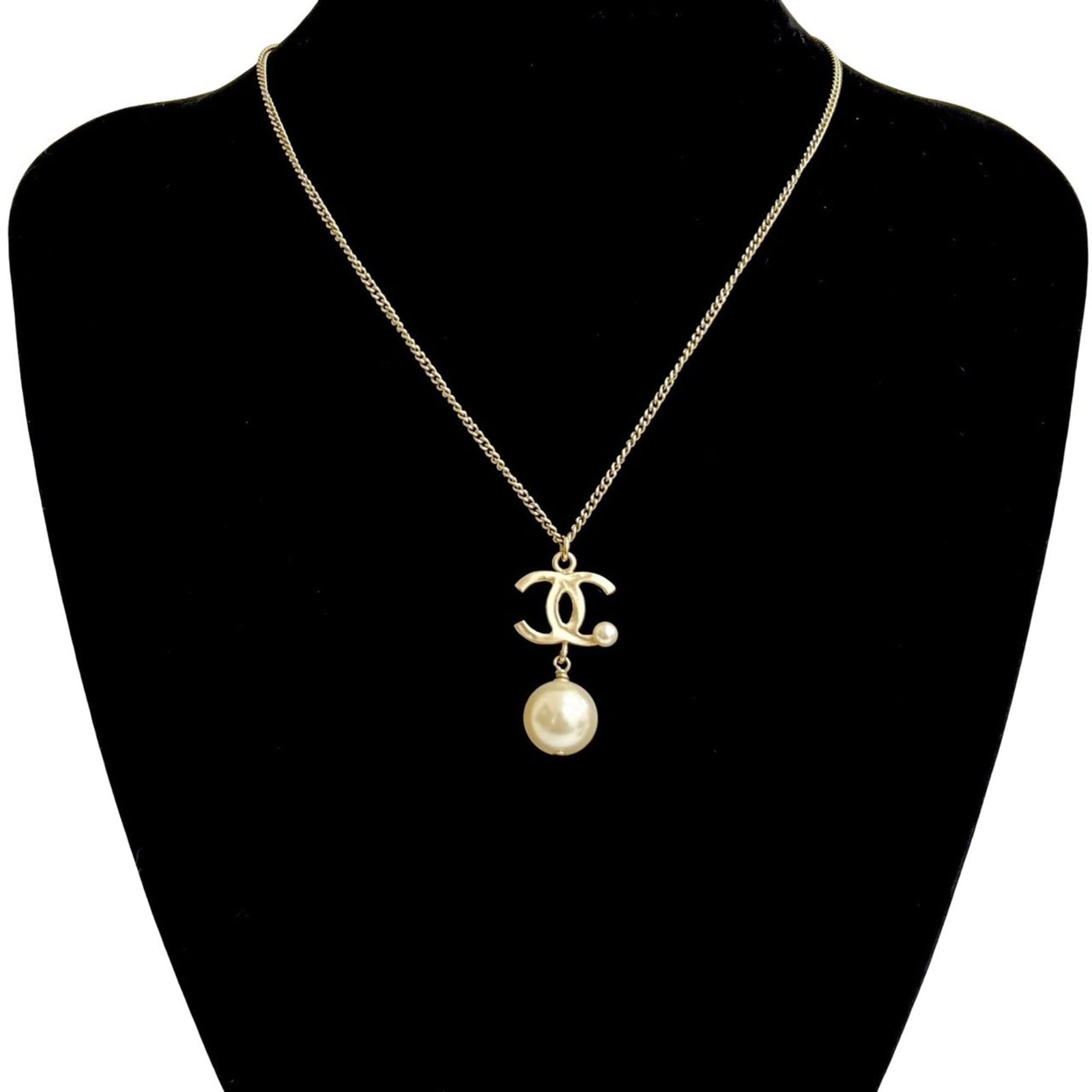 Coco Chanel Faux Pearl Necklace Choker Gold Pendant Mark Gp 11421: Coco Chanel Faux Pearl Necklace Choker Gold Pendant Mark Gp 11421 Gold Plated Coco Chanel Faux Pearl Necklace Choker Pendant for Women, 30mm x 17mm. This gold plated necklace features a choker pendant
