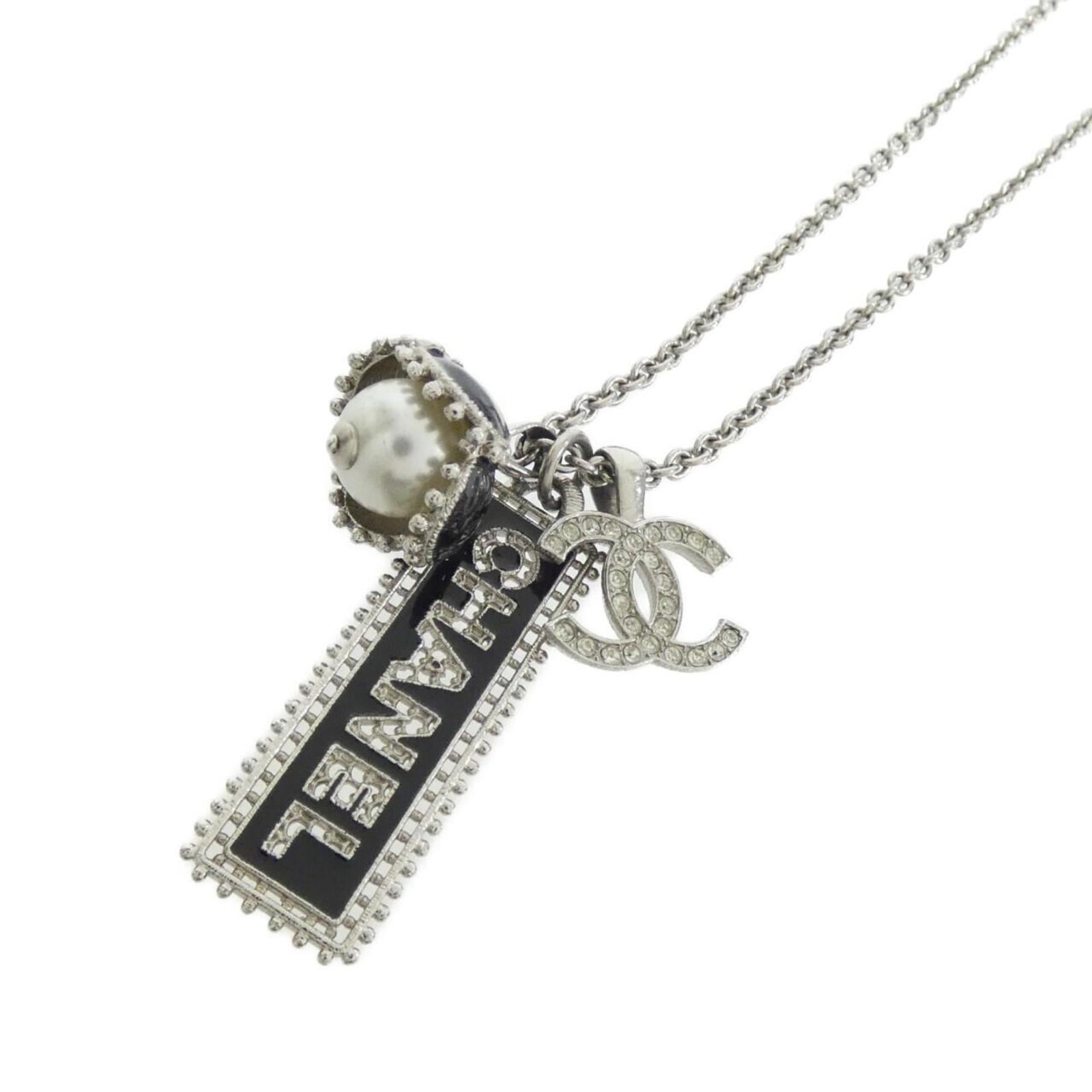 Abc199 Necklace Chanel: Abc199 Necklace Chanel Chanel's iconic Abc199 Necklace, a timeless piece with a sleek design. This black and silver necklace features a 15mm x 20mm pendant in excellent condition, despite some minor s