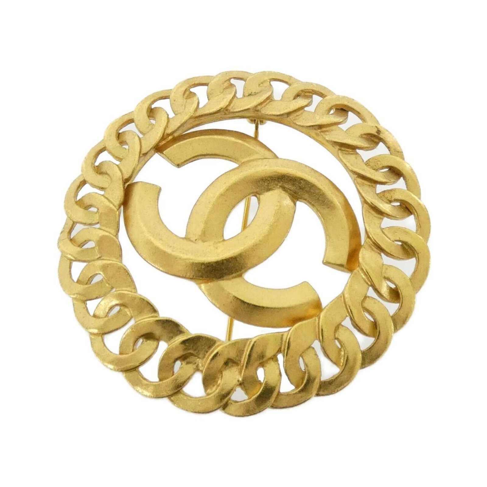 Chanel Brooch: Chanel Brooch Gold Chanel brooch with a 5cm x 5cm size, bearing a few traces of usage and minor scratches/dirt. This used piece is in very good condition, showcasing the subtle signs of wear that