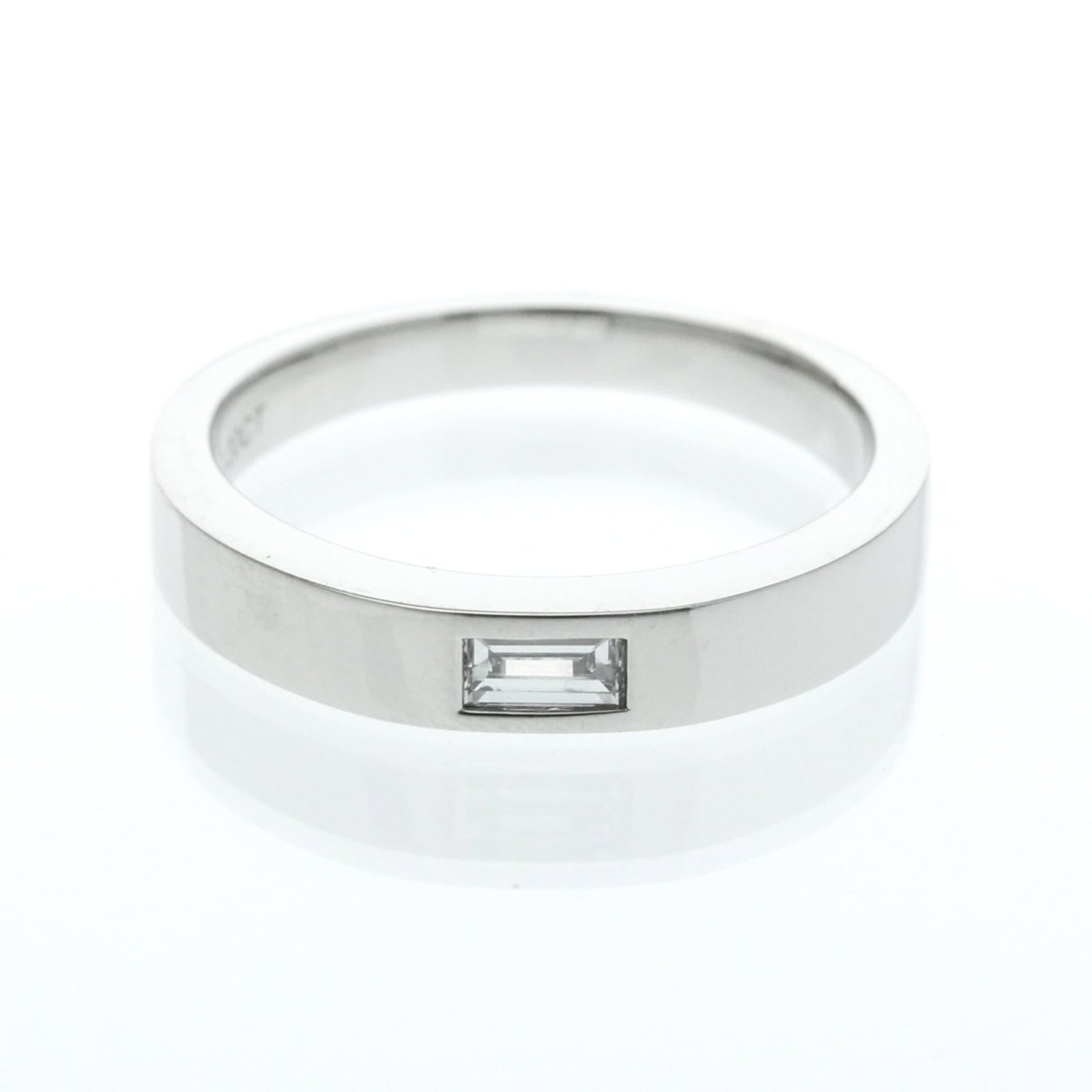 Harry Winston Band Ring Platinum: Harry Winston Band Ring Platinum Platinum band ring from Harry Winston, featuring a diamond stone and sterling silver finish. This stylish accessory boasts a sleek design with a width of 3.8mm and wei