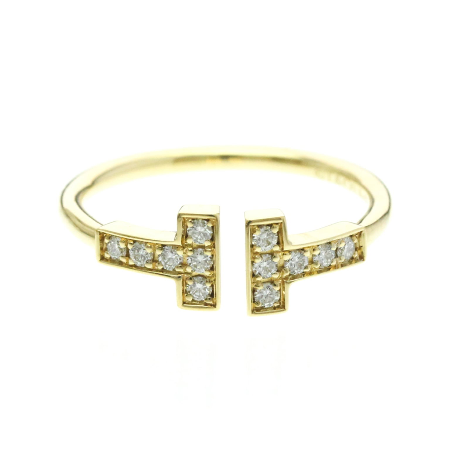 Tiffany Ring Gold Yellow 18K: Tiffany Ring Gold Yellow 18K Yellow gold band ring featuring a diamond stone, crafted from 18K metal with a width of 1.6mm and weighing 2.3g. This used Tiffany ring showcases traces of usage, scratche