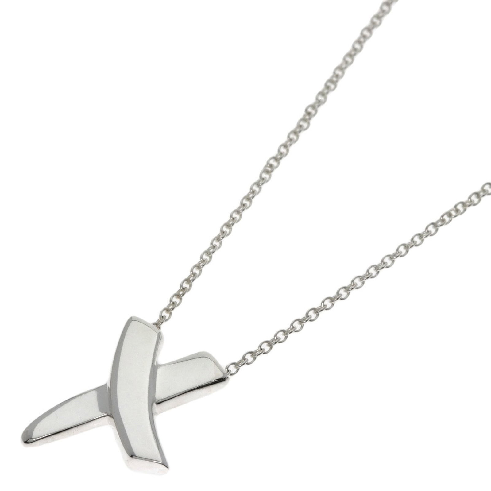 Women's Tiffany & Co. Silver Necklace Kiss: Women's Tiffany & Co. Silver Necklace Kiss Tiffany & Co. Silver Necklace Kiss features a delicate silver pendant with a kiss design, showcasing the luxury brand's signature style. The necklace boasts