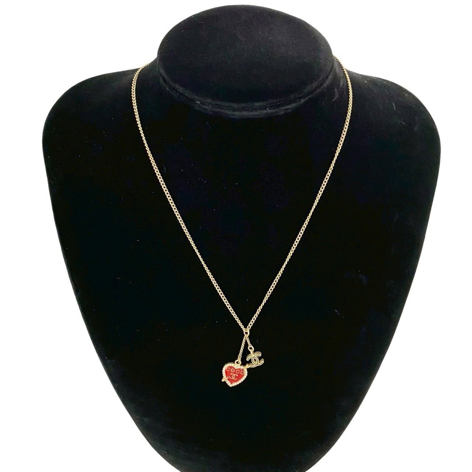 Chain Pendant Necklace Motif Heart Coco Chanel Gold: Chain Pendant Necklace Motif Heart Coco Chanel Gold Chain Pendant Necklace Motif Heart Coco Chanel Gold features a gold-plated motif heart pendant, showcasing the iconic style of Coco Chanel. The neck
