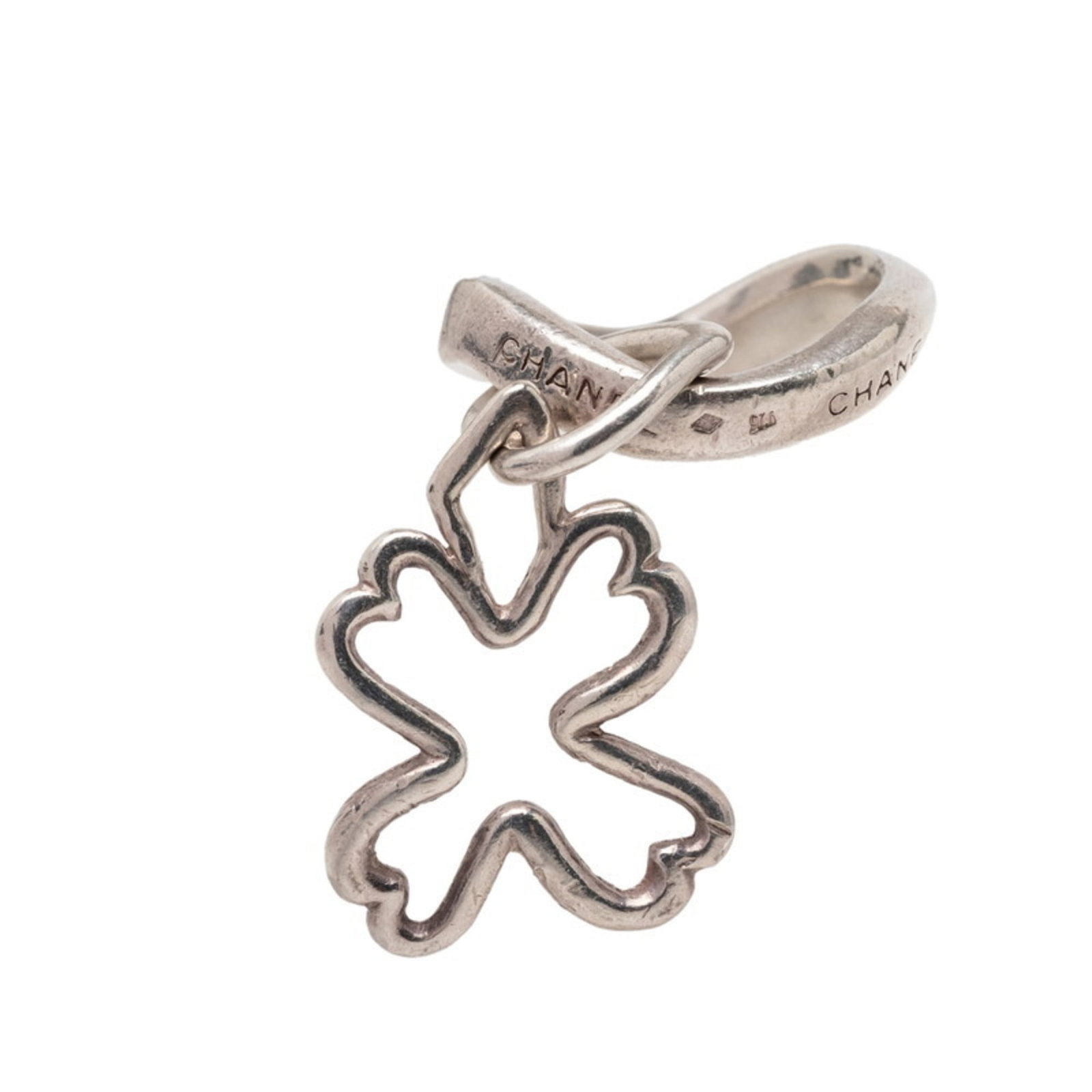Metal Ring Chanel Band: Metal Ring Chanel Band Silver Metal Band Ring from Chanel, with visible traces of usage and minor scratches. This used band ring features the iconic metal design of Chanel, showcasing a classic style