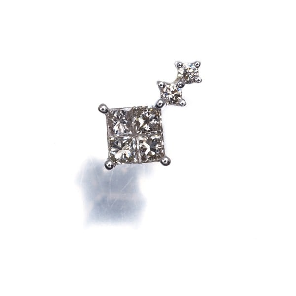 Diamond 0.22Ct Pendant 18K 750 White Gold: Diamond 0.22Ct Pendant 18K 750 White Gold 18k white gold pendant showcases a natural diamond weighing 0.22 carats, set in a stylish design. The metal purity and type are specified as 18k white gold, a