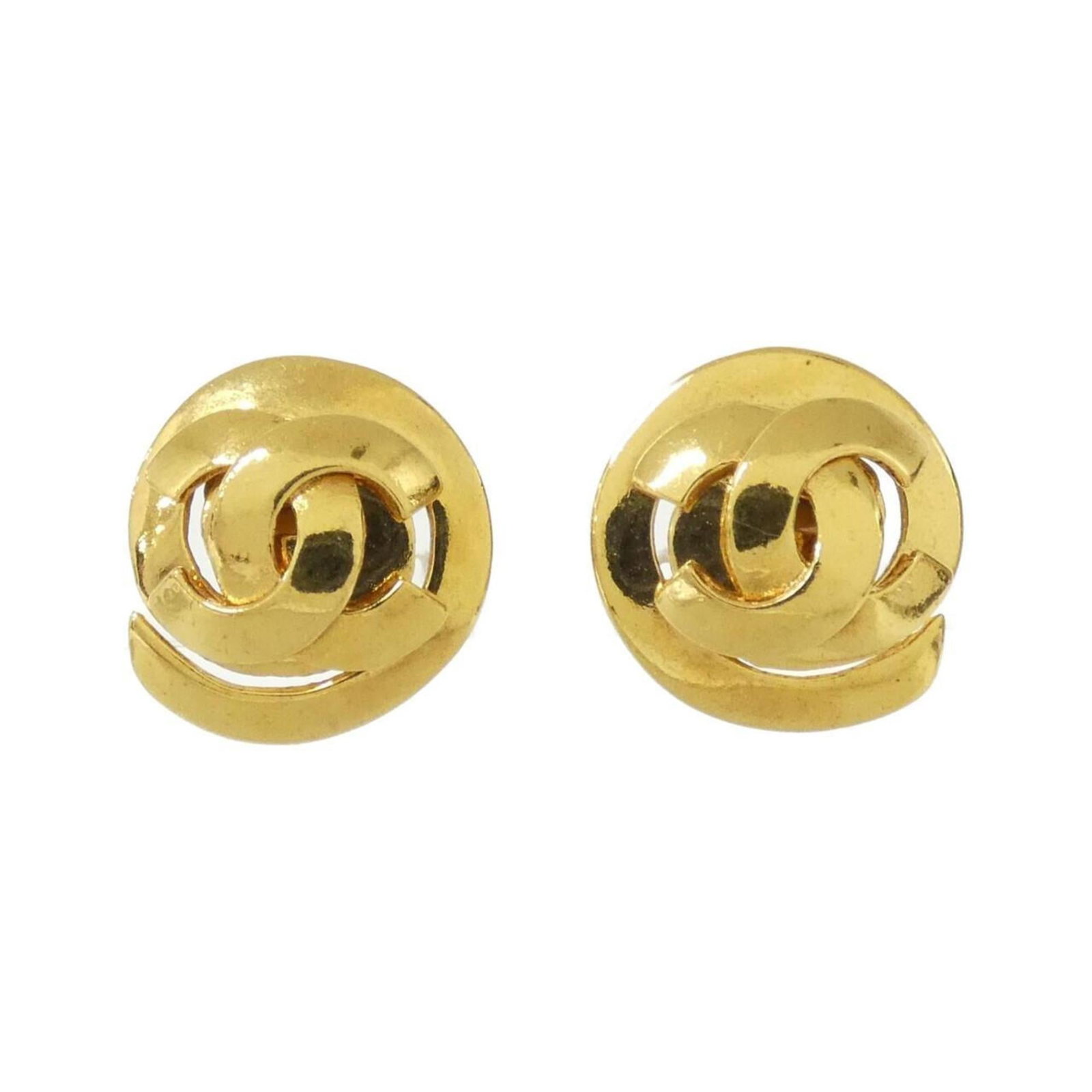 Chanel Clip Earrings: Chanel Clip Earrings Gold clip earrings from Chanel, measuring 25.00mm x 25.00mm in size, with some traces of usage and minor scratches/dirt visible. The condition is described as very good,