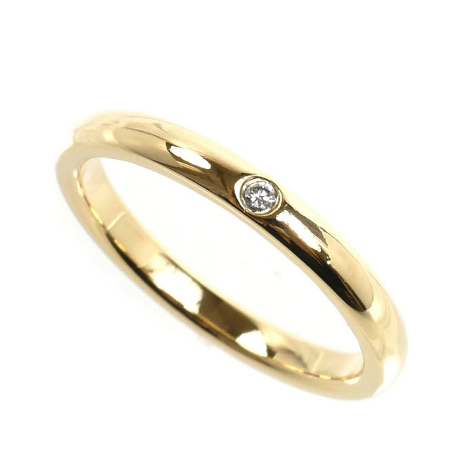 Tiffany Ring Gold Yellow 18K: Tiffany Ring Gold Yellow 18K Yellow gold band ring with a diamond stone, crafted by Tiffany & Co. in 18K gold, features a signature from the artist. The ring bears some scratches and dirt, but remains