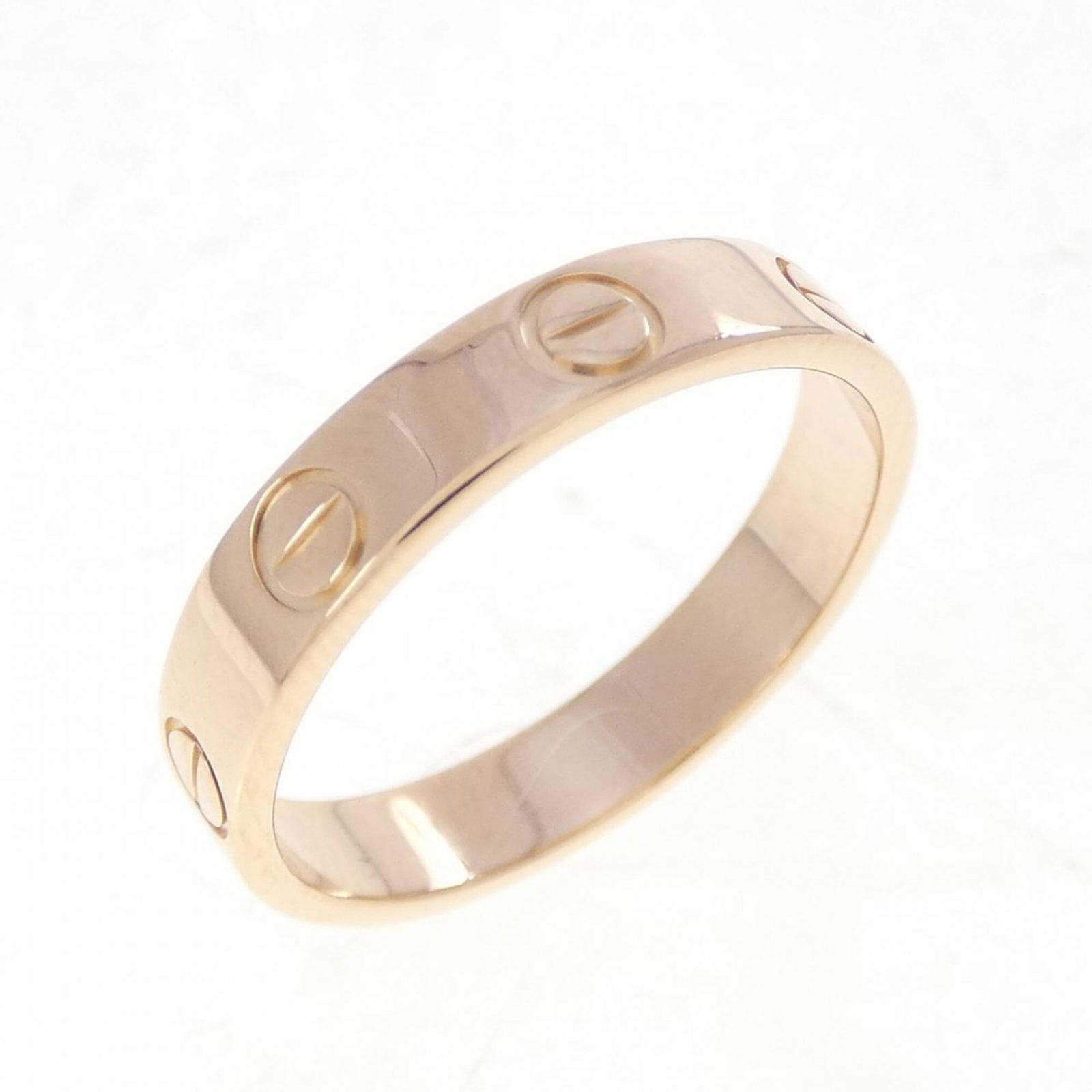 Pink gold 18k ring band from Cartier: Pink gold 18k ring band from Cartier Pink gold 18k ring band from Cartier, featuring a classic design with subtle traces of usage and minor scratches. This used ring band is in very good condition,