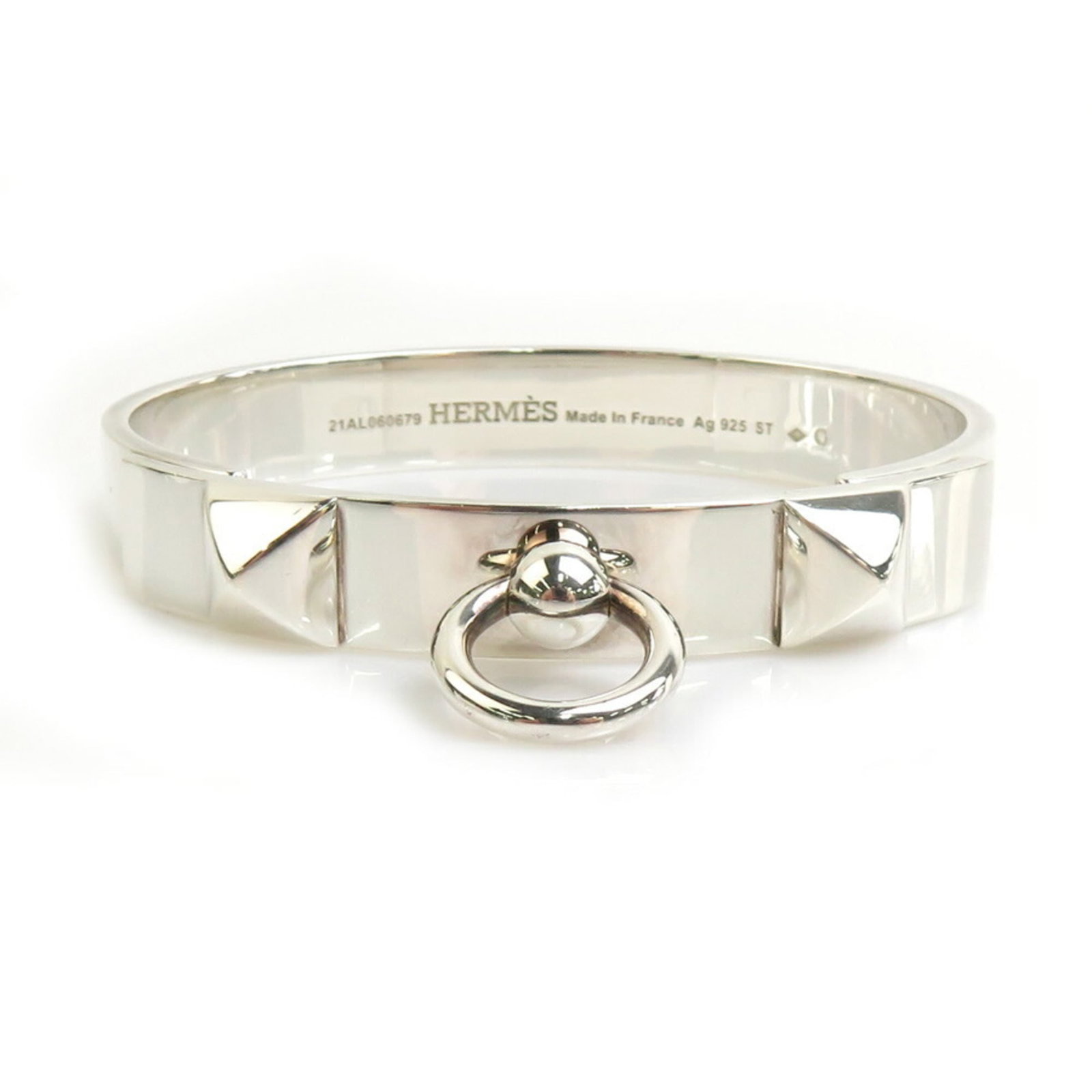 Silver Charm Bracelet 925 by Hermes: Silver Charm Bracelet 925 by Hermes Silver Charm Bracelet 925 by Hermes features a sleek and modern design, with a silver chain width of 1cm and a 6cm stone diameter. The bracelet bears the signature