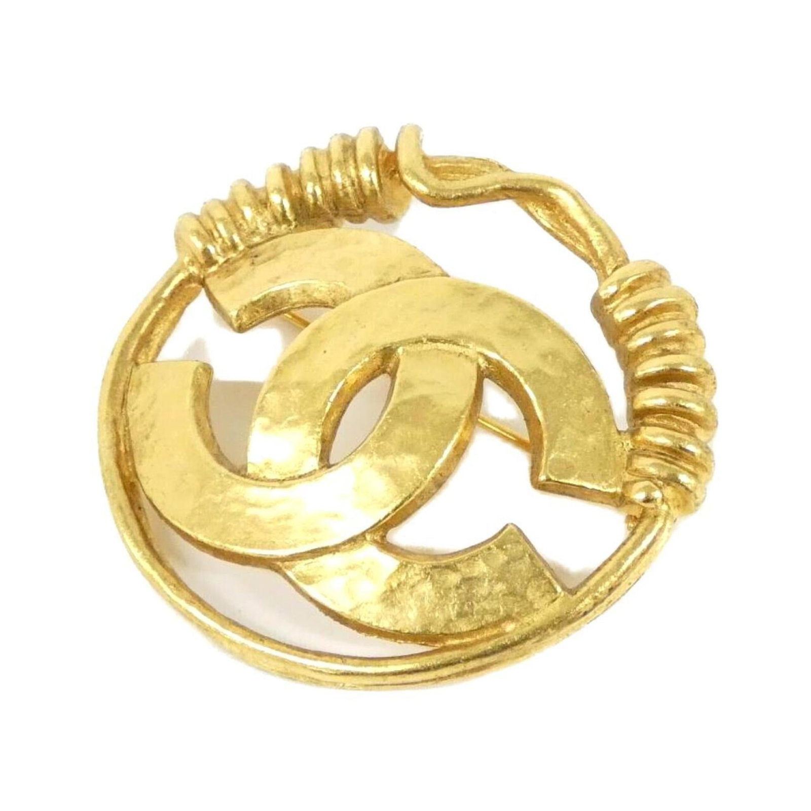 Chanel Brooch: Chanel Brooch Chanel's iconic gold brooch boasts a timeless design, measuring 4cm x 4.5cm in size. With a few traces of usage and some minor scratches, it remains in very good condition despite its ag