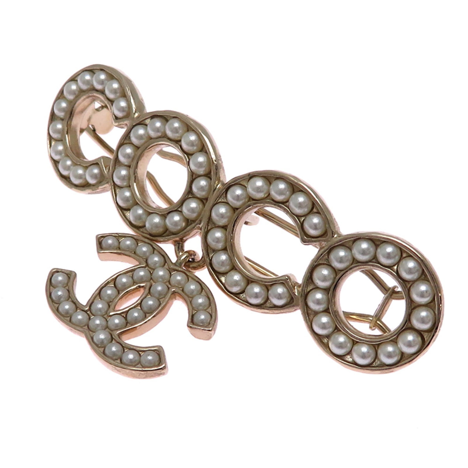 Metal brooch by Chanel: Metal brooch by Chanel Silver Chanel metal brooch with artificial pearl, measuring 2.95cm x 5.45cm, bears traces of usage and minor scratches. This used brooch is in good condition despite showing
