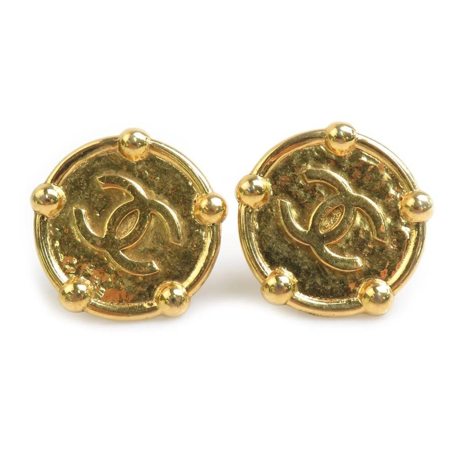 Clip earrings metal by Chanel: Clip earrings metal by Chanel Gold clip earrings by Chanel, bearing traces of usage and minor scratches. These metal earrings are in good condition despite showing signs of wear. The classic design
