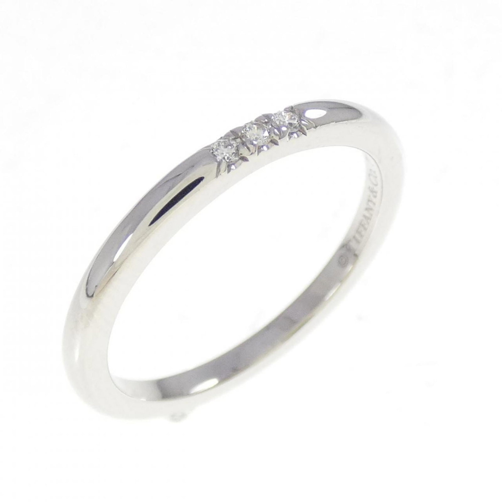 Platinum ring by Tiffany band: Platinum ring by Tiffany band Platinum ring by Tiffany features a diamond stone set in a high-quality band, crafted from 950 platinum. The ring bears a few traces of usage and minor scratches, but rem